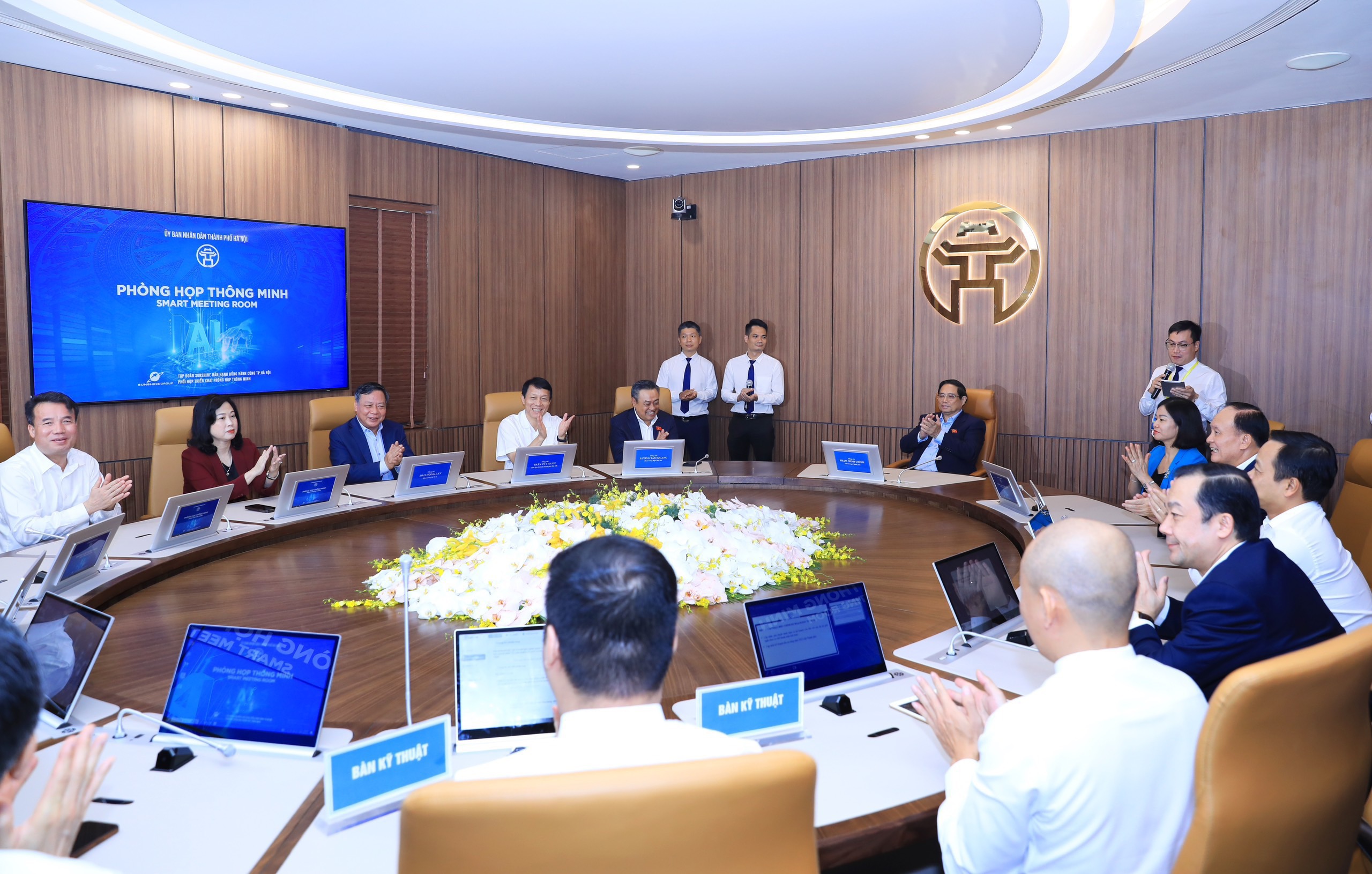 Thủ tướng: Hi vọng H&agrave; Nội đi ti&ecirc;n phong trong chuyển đổi số quốc gia- Ảnh 1.