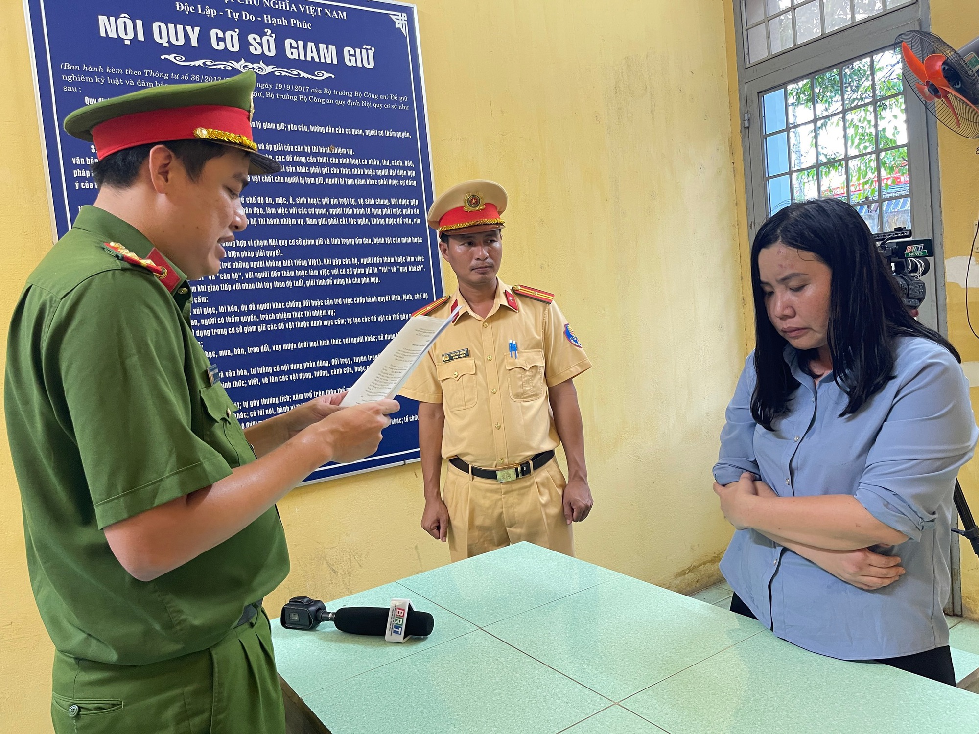 Nữ t&agrave;i xế l&aacute;i xe khi say xỉn t&ocirc;ng h&agrave;ng loạt người, kh&ocirc;ng c&oacute; bằng l&aacute;i- Ảnh 1.