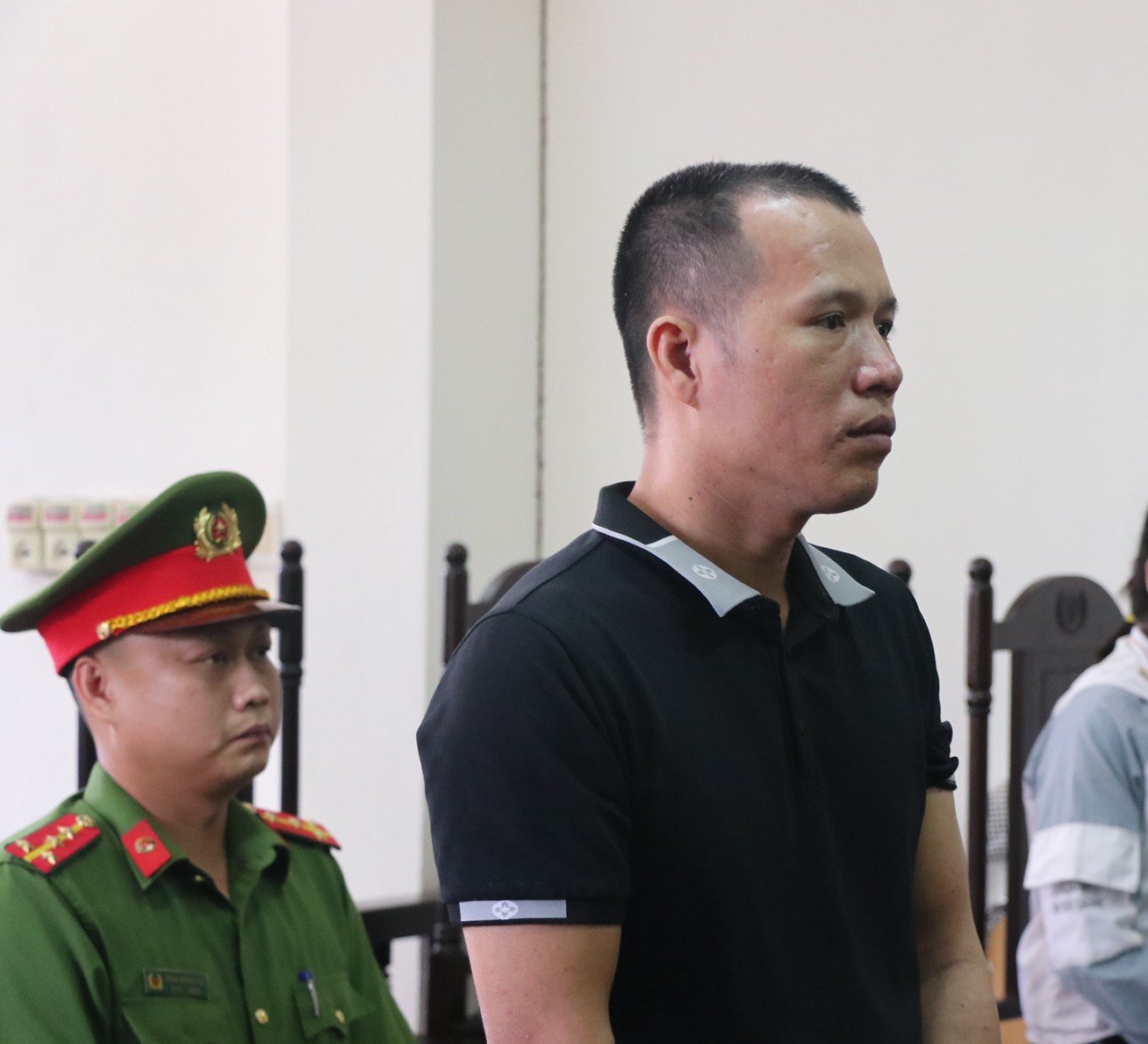 Dùng lựu đạn giả, bịt mặt xông vào cướp ngân hàng- Ảnh 1.