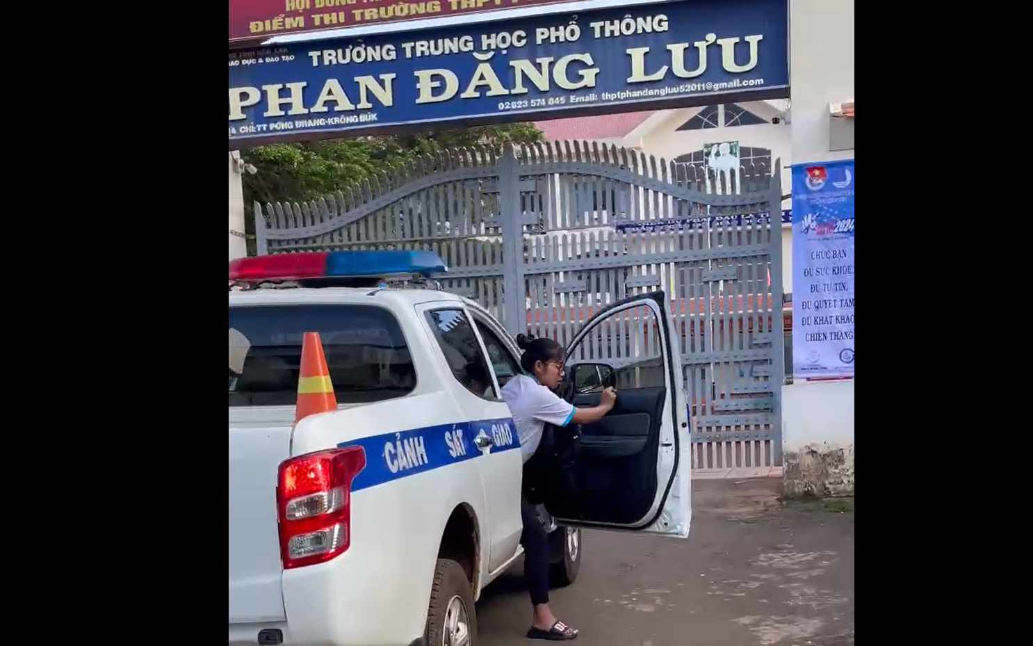 CLIP: CSGT Đắk Lắk dùng xe đặc chủng chở thí sinh về nhà lấy giấy tờ