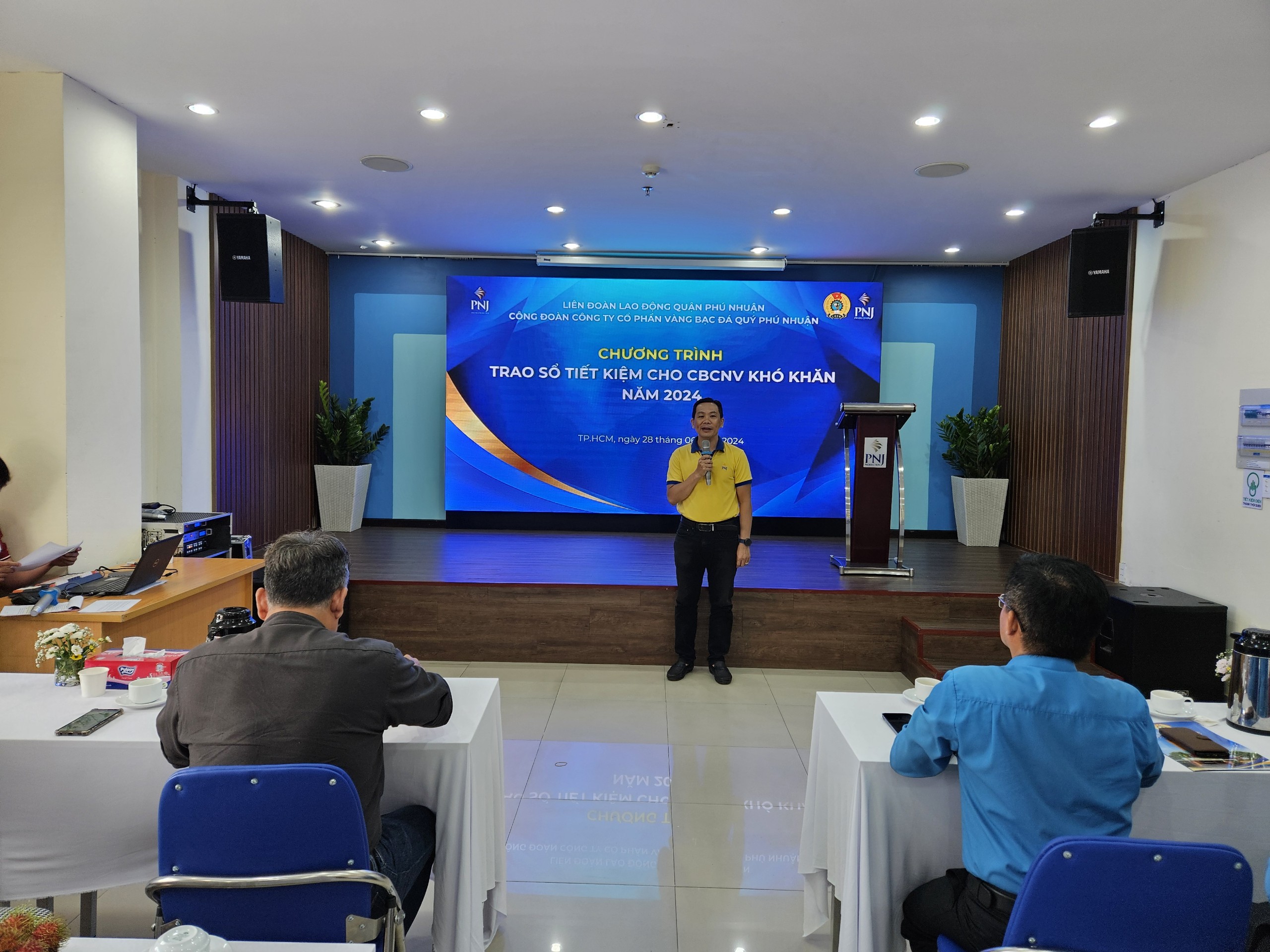 Một C&ocirc;ng đo&agrave;n cơ sở tặng 95 sổ tiết kiệm cho người lao động kh&oacute; khăn- Ảnh 4.