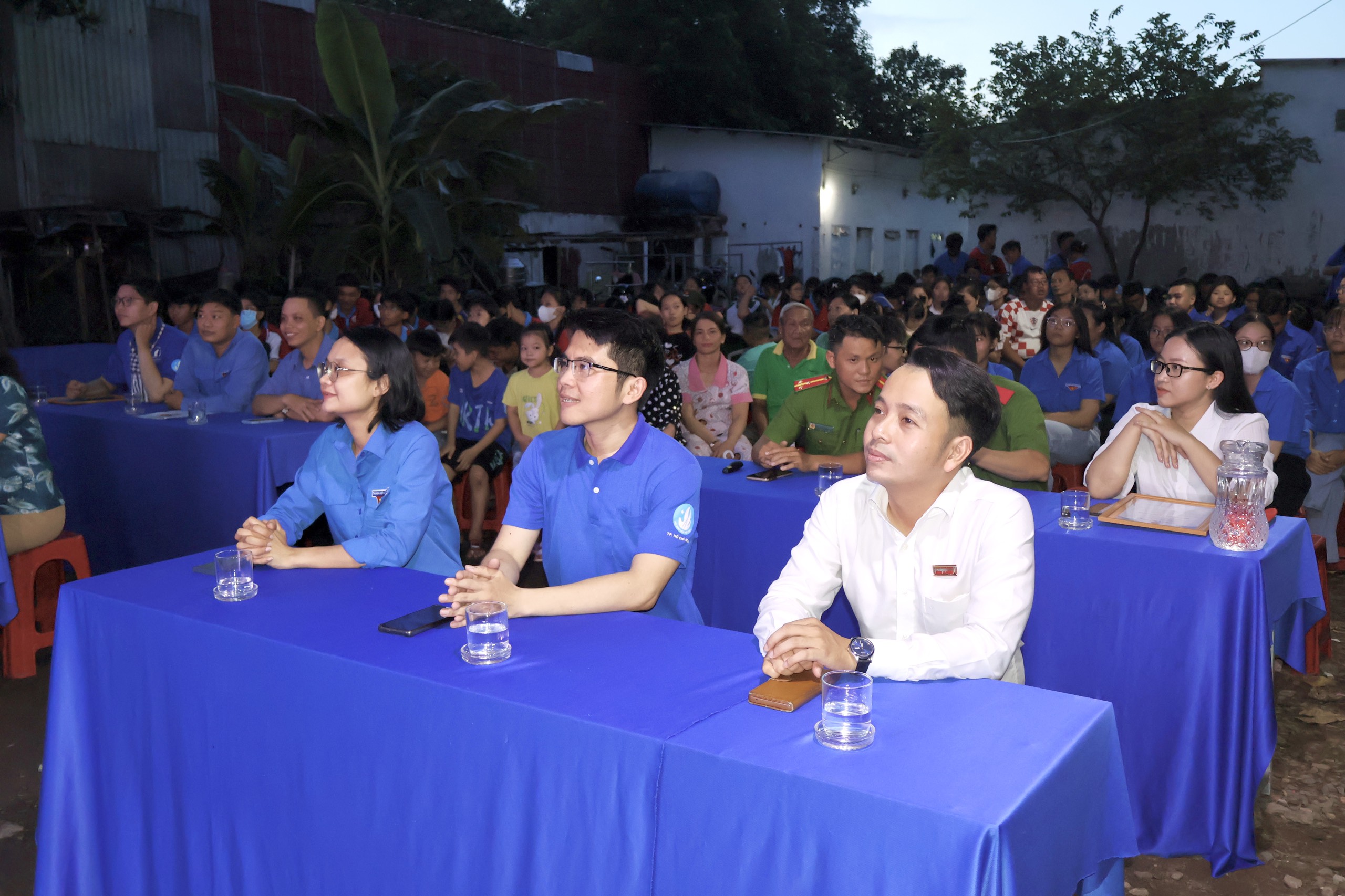 B&aacute;o Người Lao Động trao cờ Tổ quốc v&agrave; suất hỗ trợ kinh ph&iacute; học tập tại quận B&igrave;nh T&acirc;n- Ảnh 1.