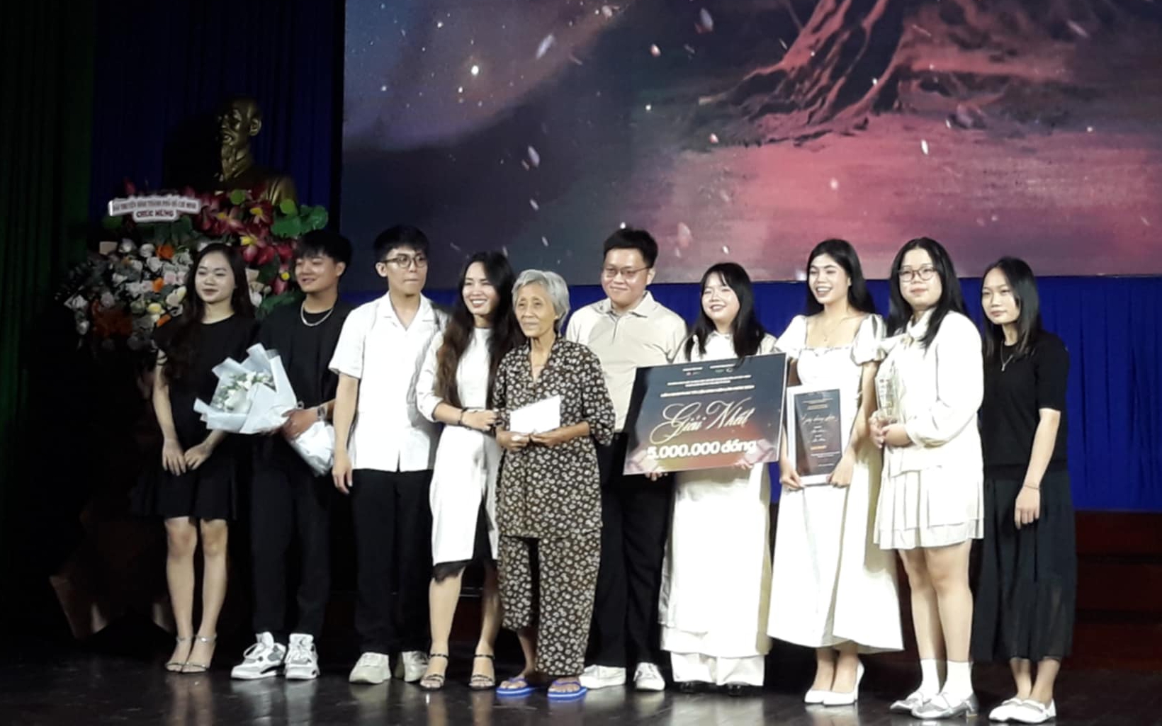 "Nội Mai" thắng lớn tại LHP tài liệu sinh viên