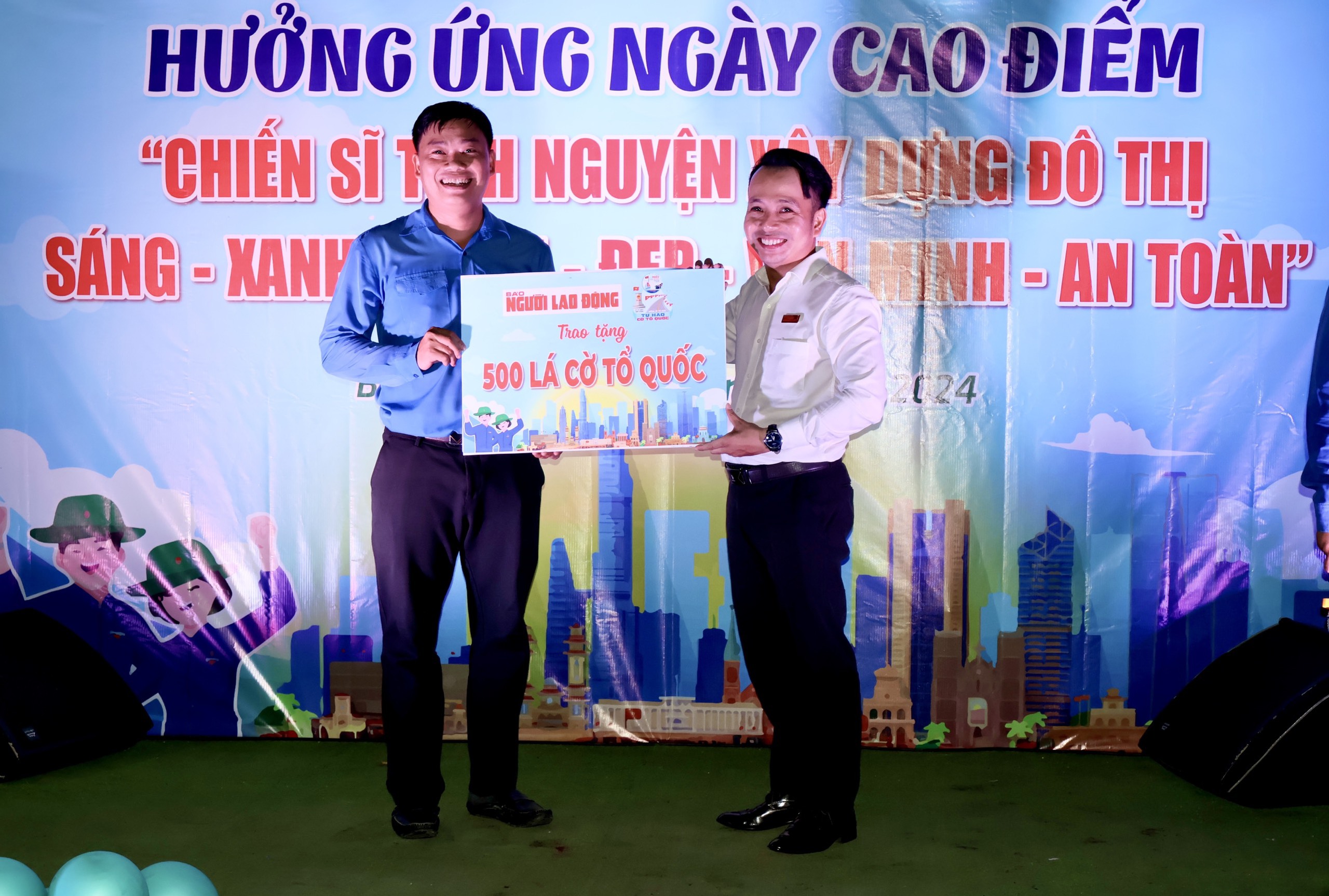 B&aacute;o Người Lao Động trao cờ Tổ quốc v&agrave; suất hỗ trợ kinh ph&iacute; học tập tại quận B&igrave;nh T&acirc;n- Ảnh 2.