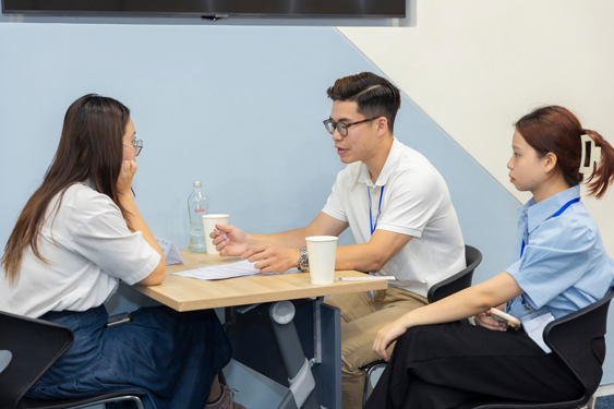 Với th&aacute;i độ đ&uacute;ng đắn, lu&ocirc;n nỗ lực sẽ gi&uacute;p người lao động nắm r&otilde; hầu hết kỹ năng mới một c&aacute;ch nhanh ch&oacute;ng Ảnh: HỒNG Đ&Agrave;O