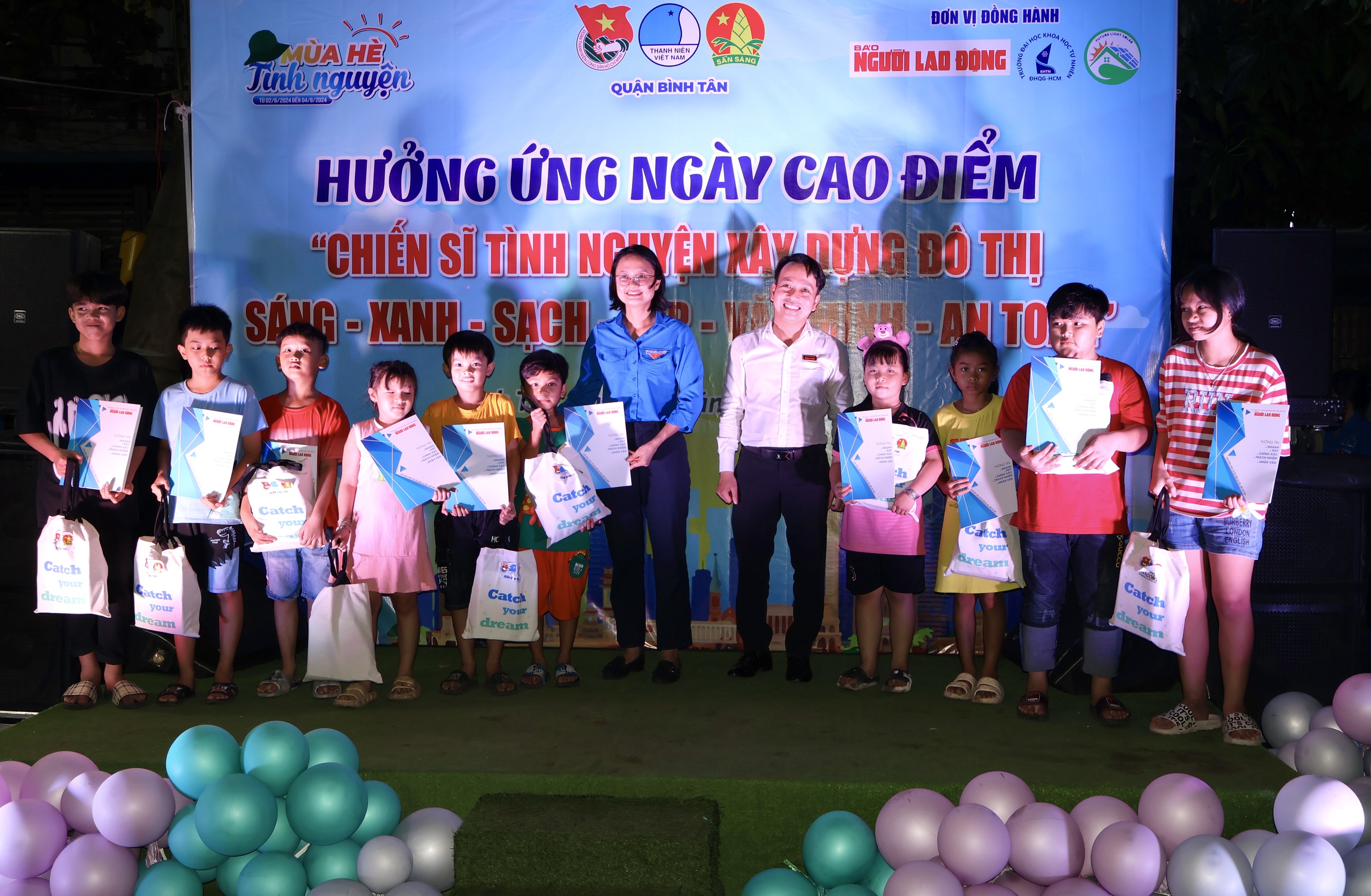 B&aacute;o Người Lao Động trao cờ Tổ quốc v&agrave; suất hỗ trợ kinh ph&iacute; học tập tại quận B&igrave;nh T&acirc;n- Ảnh 3.