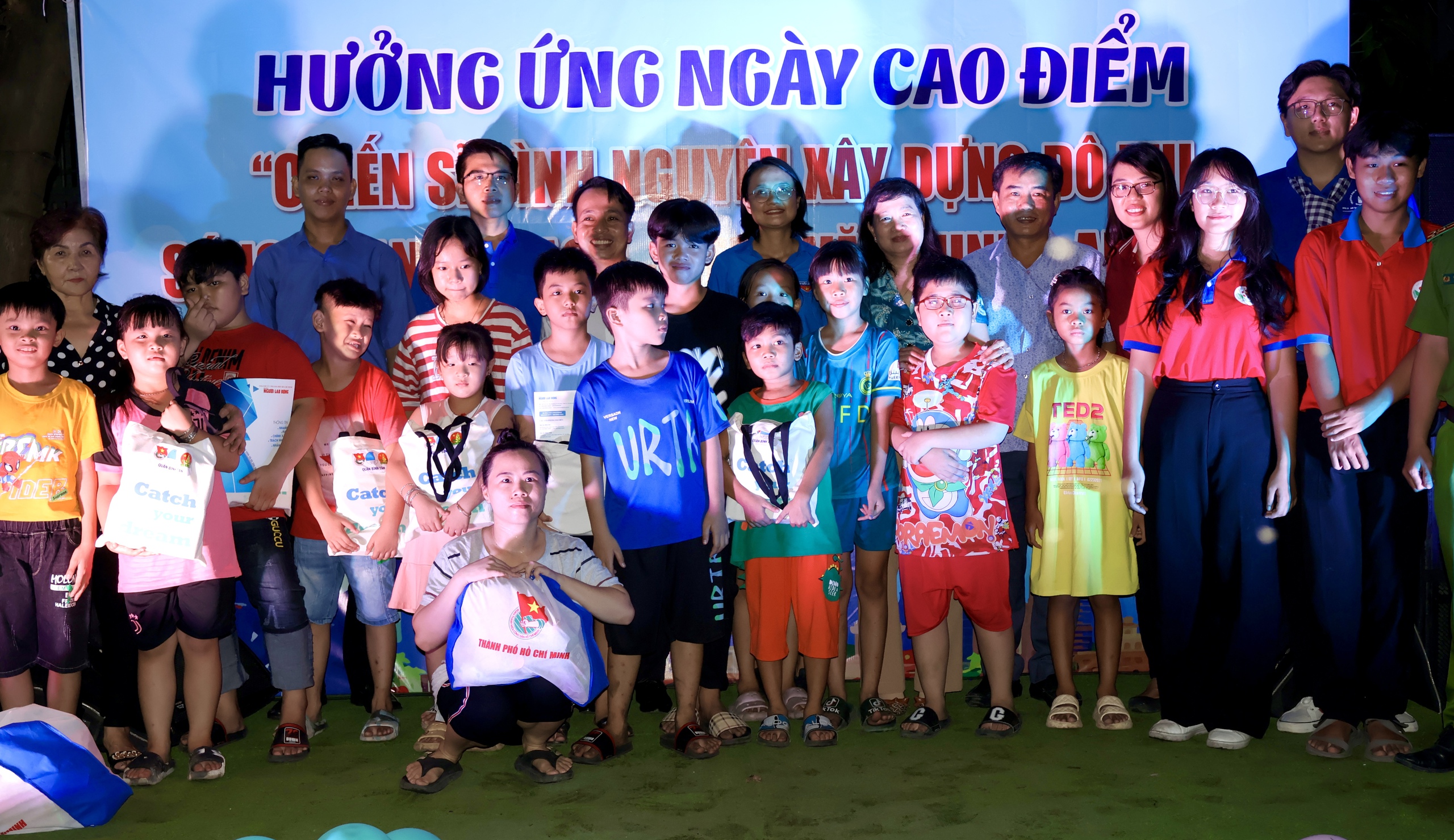 B&aacute;o Người Lao Động trao cờ Tổ quốc v&agrave; suất hỗ trợ kinh ph&iacute; học tập tại quận B&igrave;nh T&acirc;n- Ảnh 4.