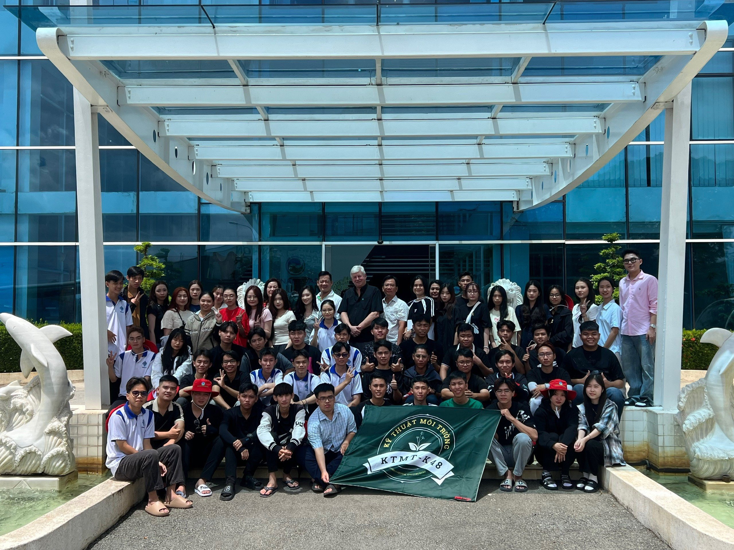 Người trẻ trong v&agrave; ngo&agrave;i nước tham quan c&ocirc;ng nghệ xanh tại VWS- Ảnh 5.