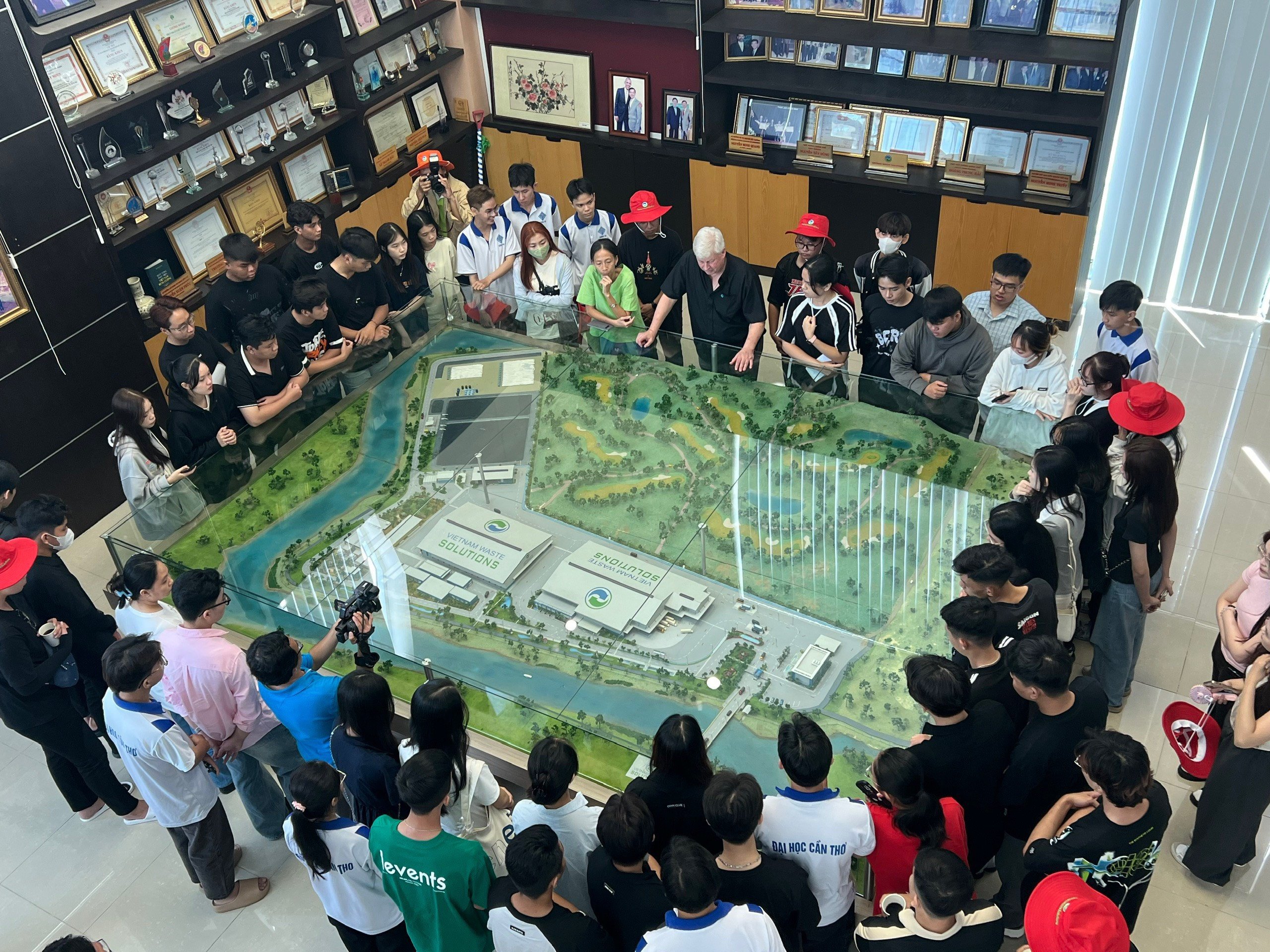 Người trẻ trong v&agrave; ngo&agrave;i nước tham quan c&ocirc;ng nghệ xanh tại VWS- Ảnh 2.