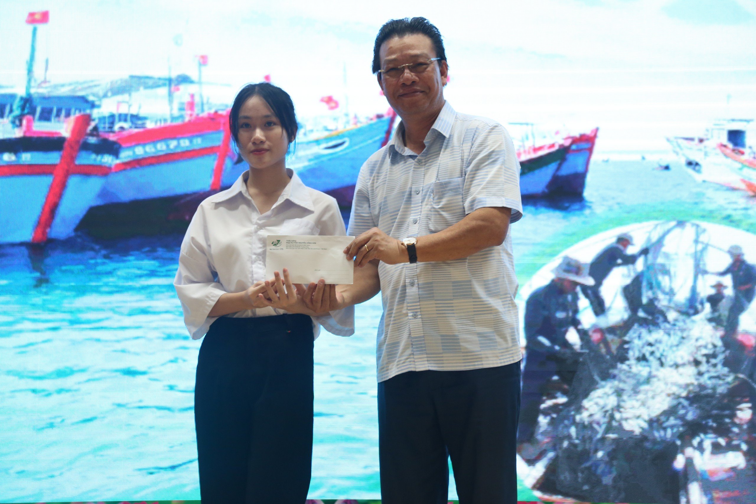 Chương trình "Cùng ngư dân thắp sáng đèn trên biển" đến với Quảng Ngãi- Ảnh 6.