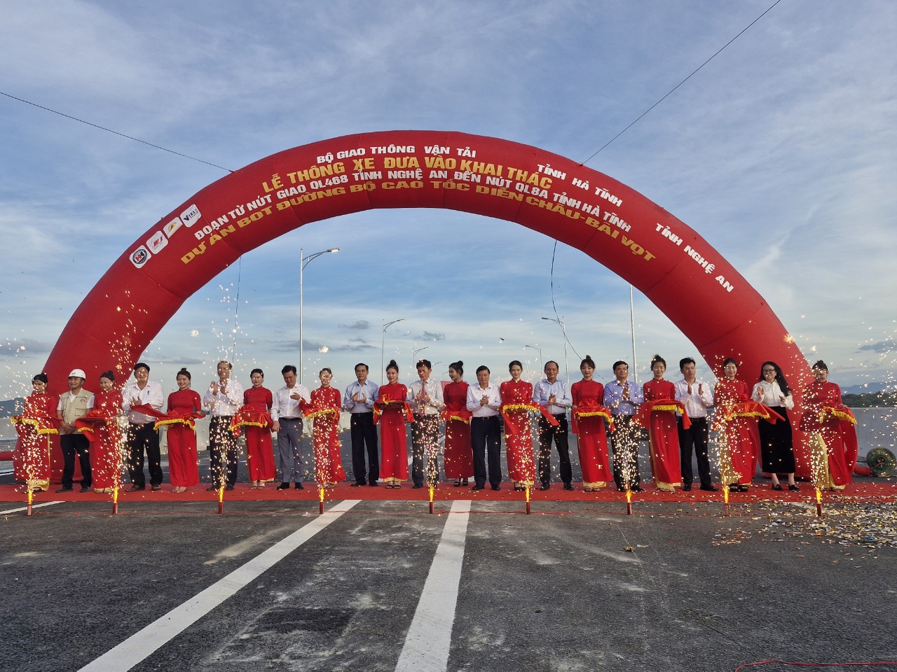 Thông xe toàn tuyến cao tốc Diễn Châu - Bãi Vọt- Ảnh 1.