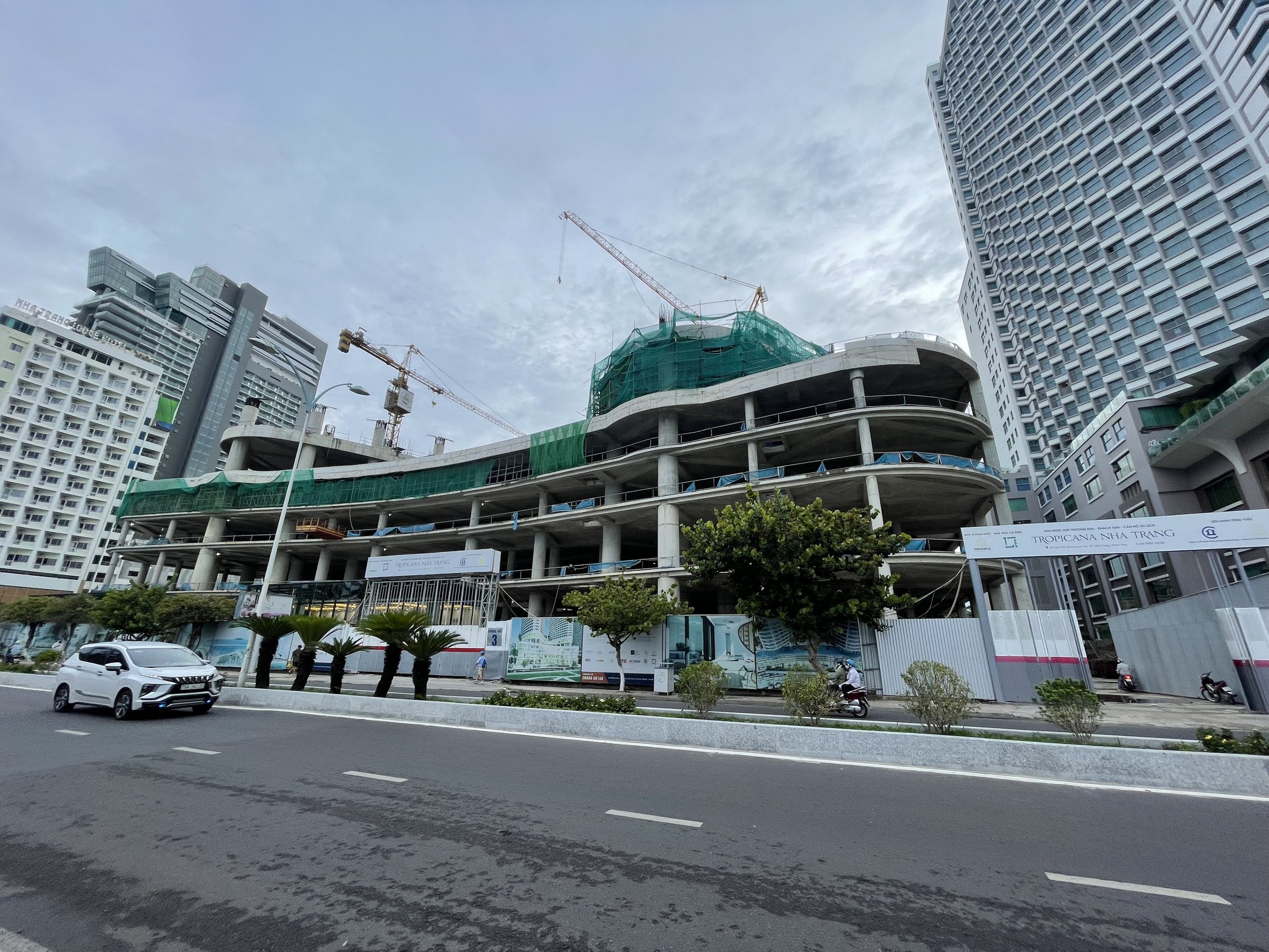 Dự &aacute;n Tropicana Nha Trang kh&ocirc;ng c&oacute; c&ocirc;ng nh&acirc;n thi c&ocirc;ng (chụp chiều 29-5)