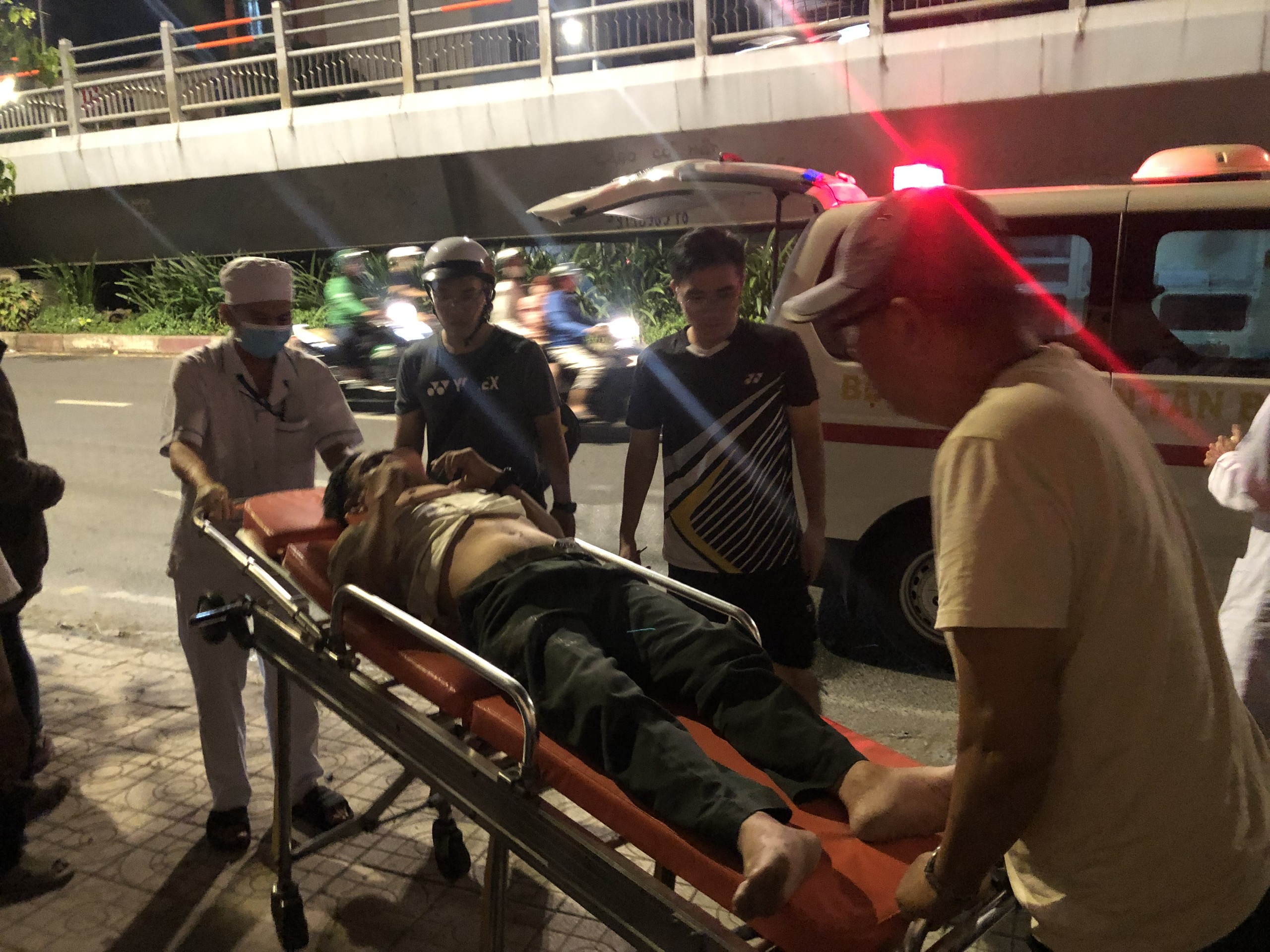Giải cứu người đ&agrave;n &ocirc;ng lăn ra ngủ ngay tr&ecirc;n đường lớn- Ảnh 4.
