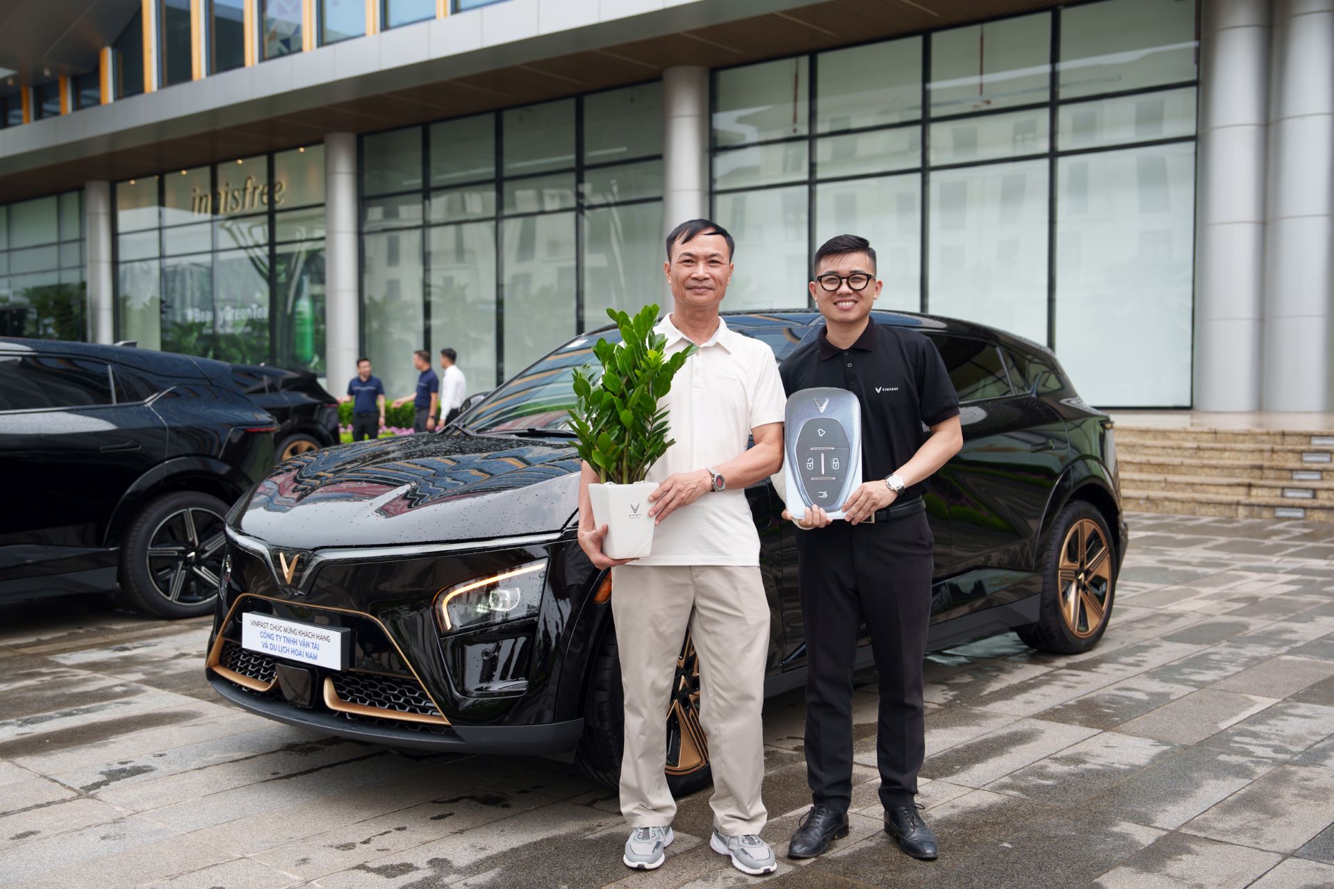 &Ocirc;ng Nguyễn Văn Huynh (&aacute;o s&aacute;ng m&agrave;u) khuy&ecirc;n mọi người n&ecirc;n trải nghiệm xe điện v&igrave; trang bị vượt trội tầm gi&aacute;