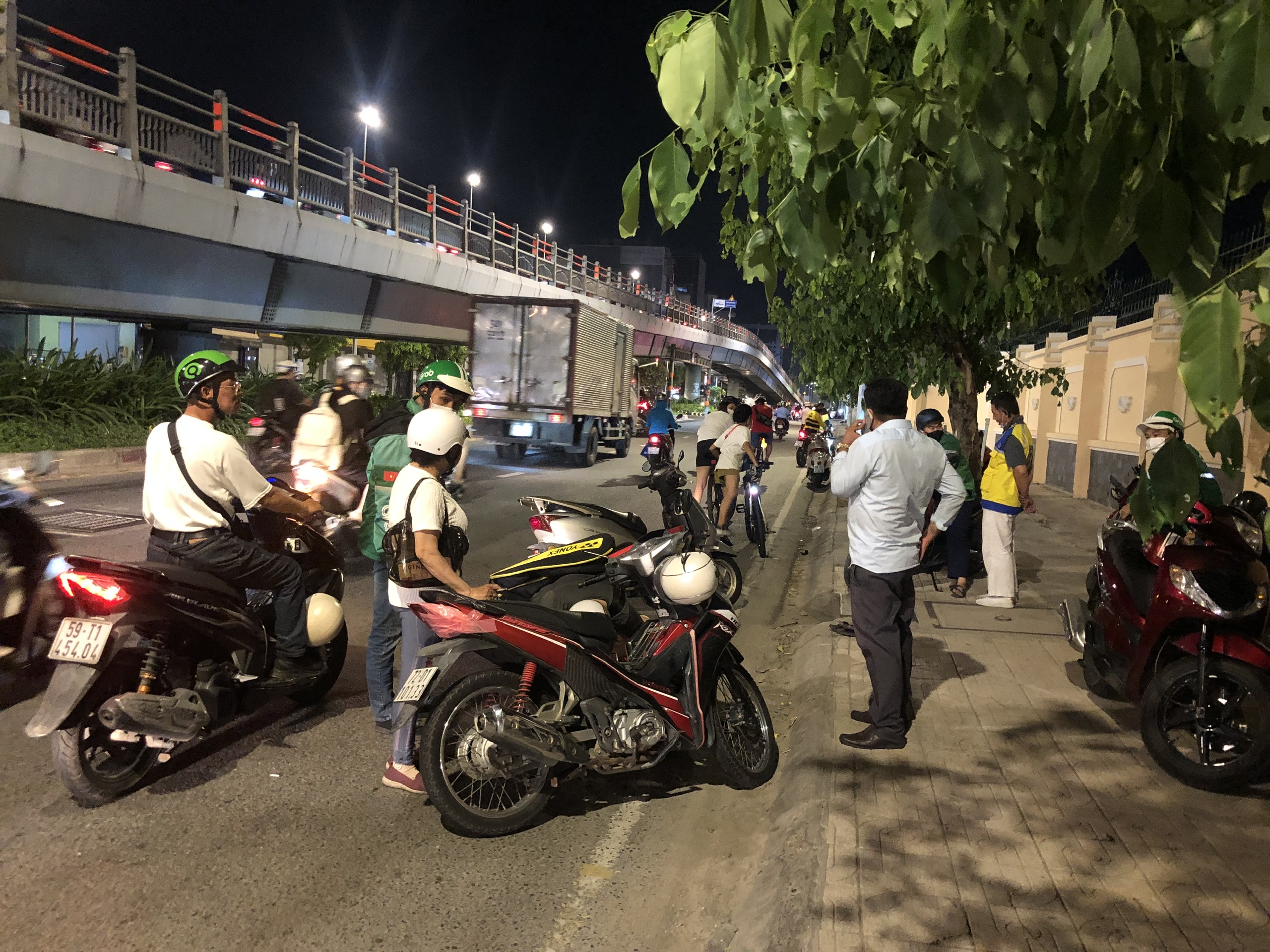 Giải cứu người đ&agrave;n &ocirc;ng lăn ra ngủ ngay tr&ecirc;n đường lớn- Ảnh 3.