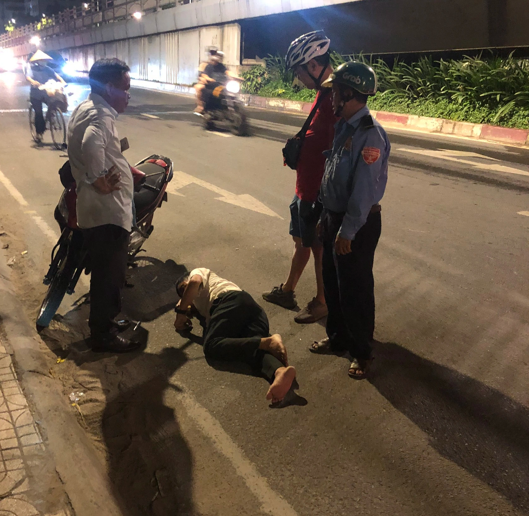Giải cứu người đ&agrave;n &ocirc;ng lăn ra ngủ ngay tr&ecirc;n đường lớn- Ảnh 1.