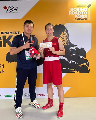 Hà Thị Linh (phải) và giấy chứng nhận tham dự Olympic Paris 2024 Ảnh: NHƯ CƯỜNG