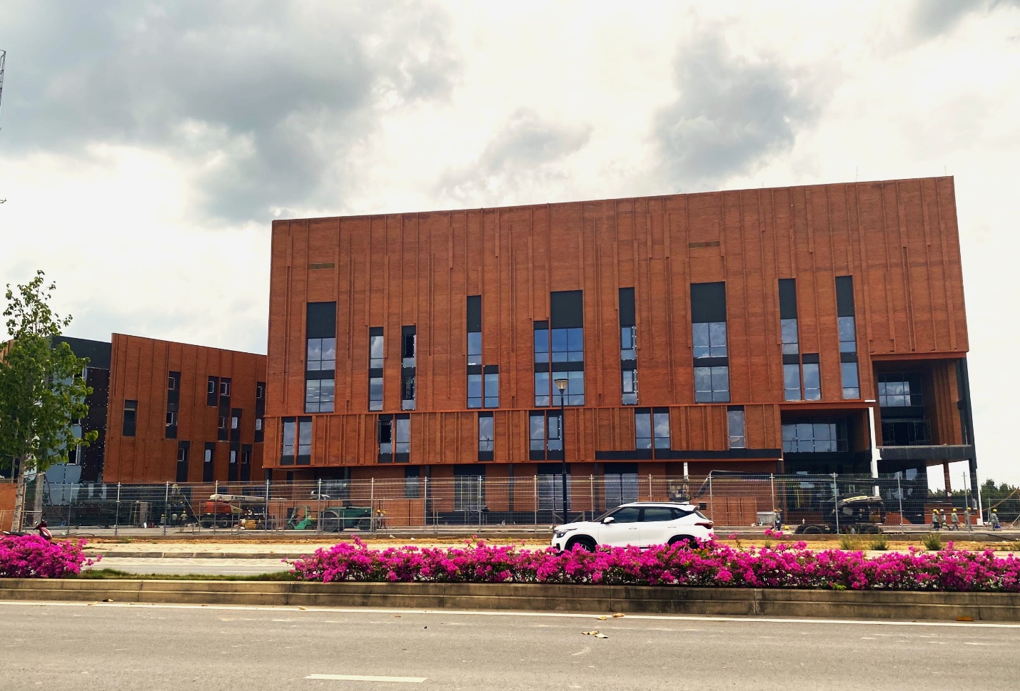 A building with a lot of windows Description automatically generated