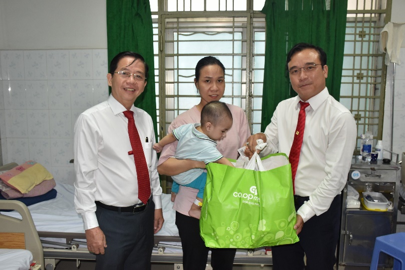 Q:\ChuyenDe\5-6\SGC Anh Thang cung bac sĩ Minh trao tặng phần quà nhu yếu cho các bệnh nhi_3.jpg
