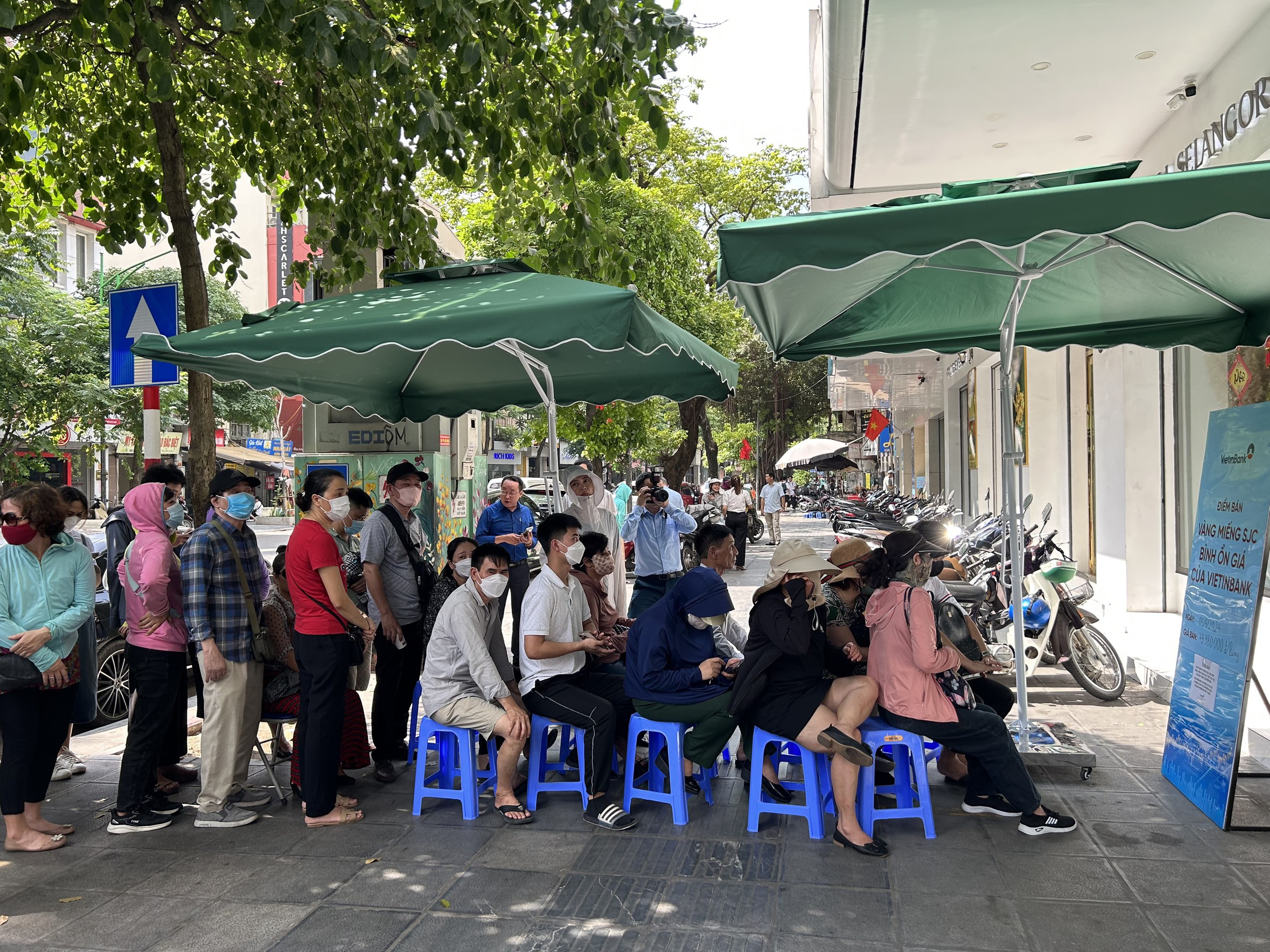 Người dân xếp hàng dài mua vàng SJC, ngân hàng chỉ giao dịch mỗi lượt 2 khách- Ảnh 2.