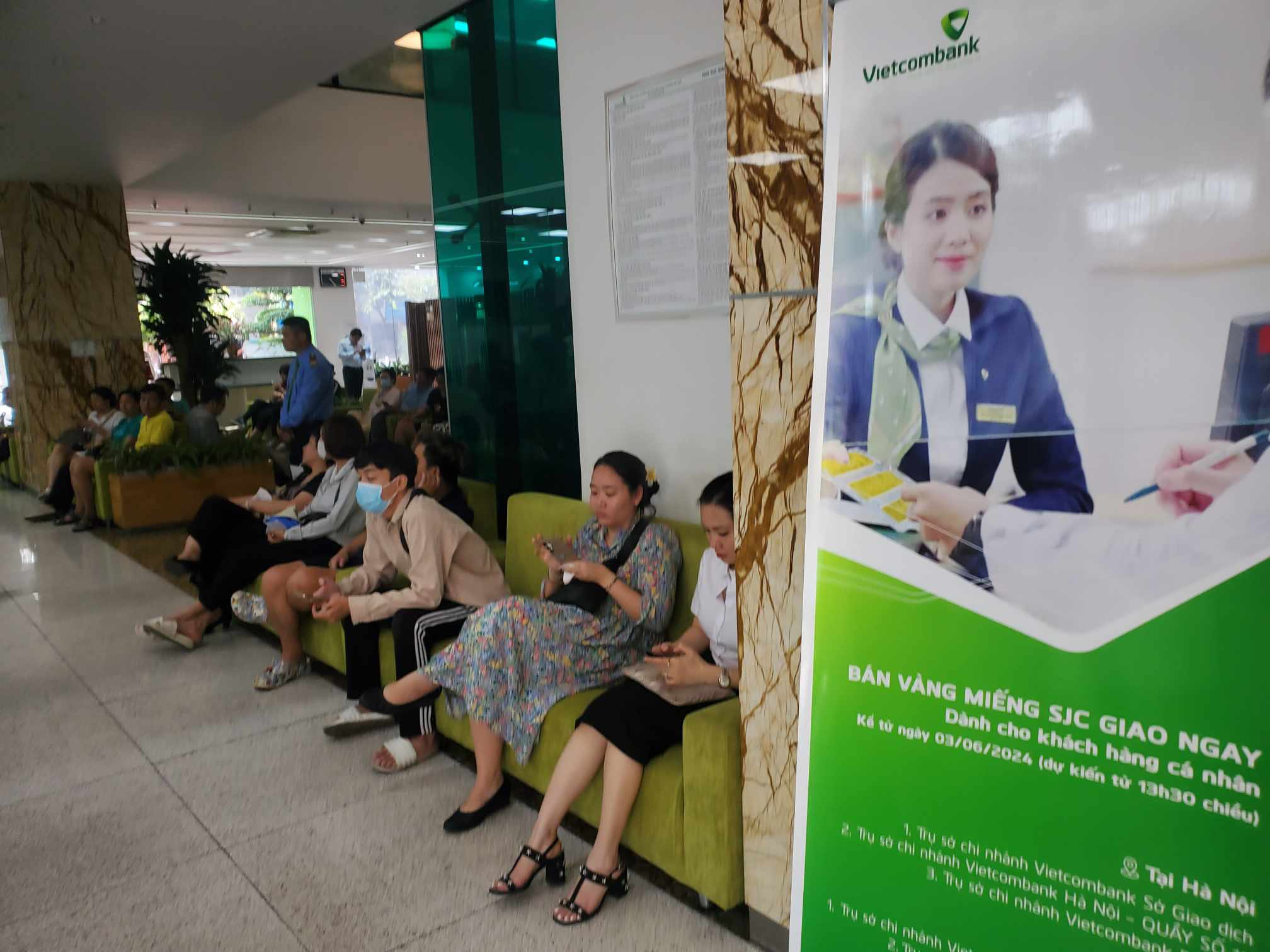 Người dân xếp hàng dài mua vàng SJC, ngân hàng chỉ giao dịch mỗi lượt 2 khách- Ảnh 11.