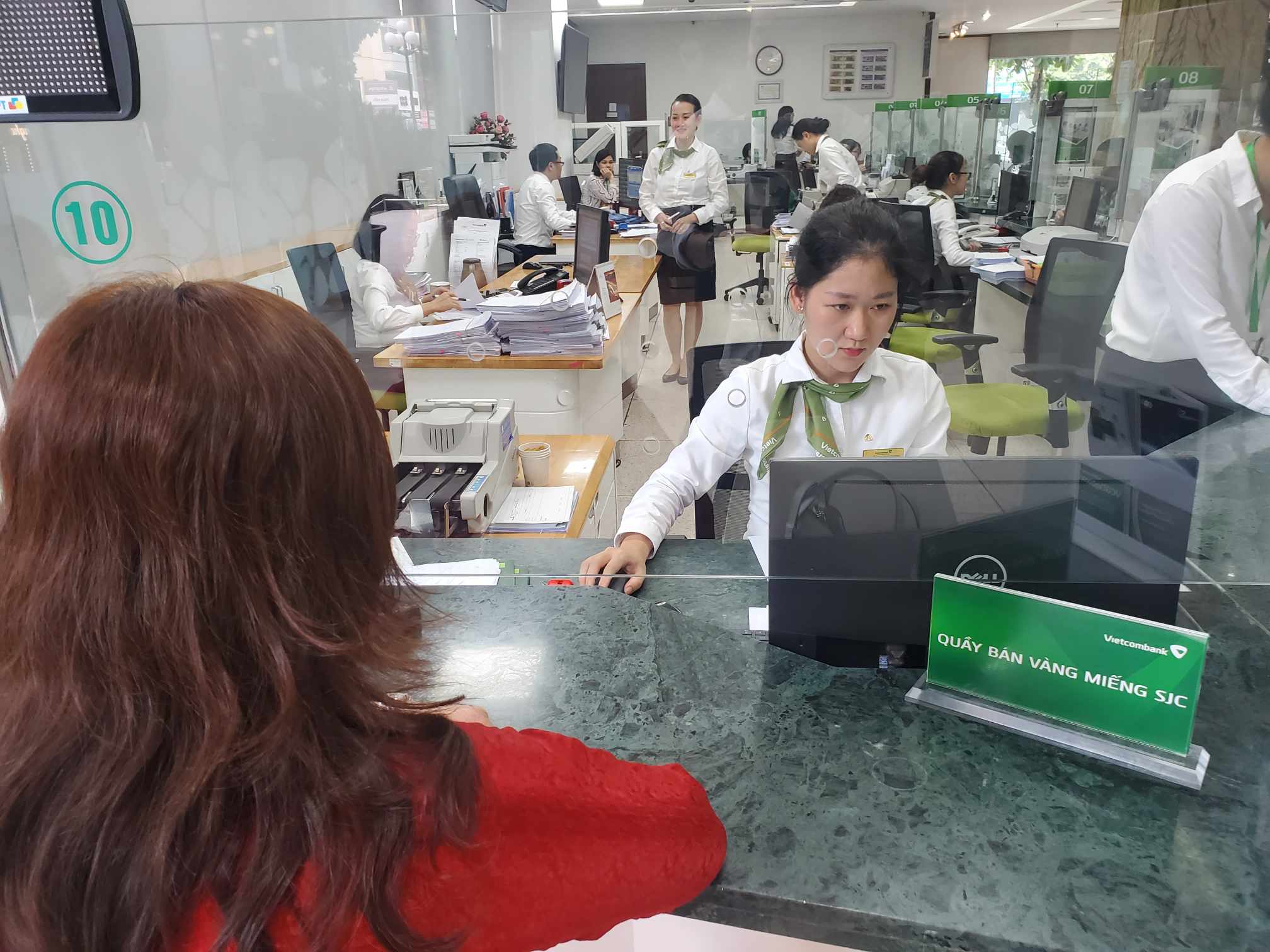Người dân xếp hàng dài mua vàng SJC, ngân hàng chỉ giao dịch mỗi lượt 2 khách- Ảnh 12.