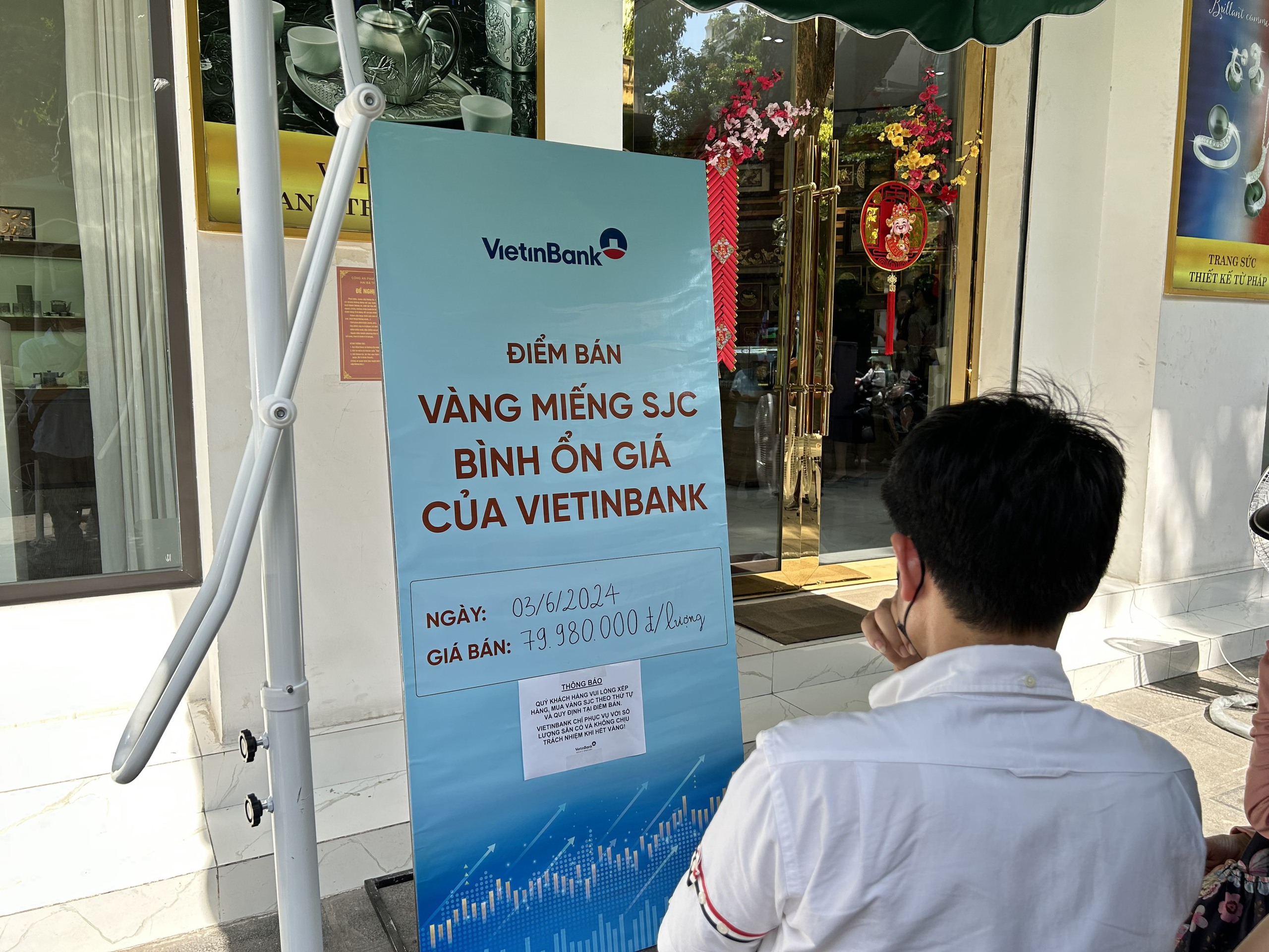 Người dân xếp hàng dài mua vàng SJC, ngân hàng chỉ giao dịch mỗi lượt 2 khách- Ảnh 4.