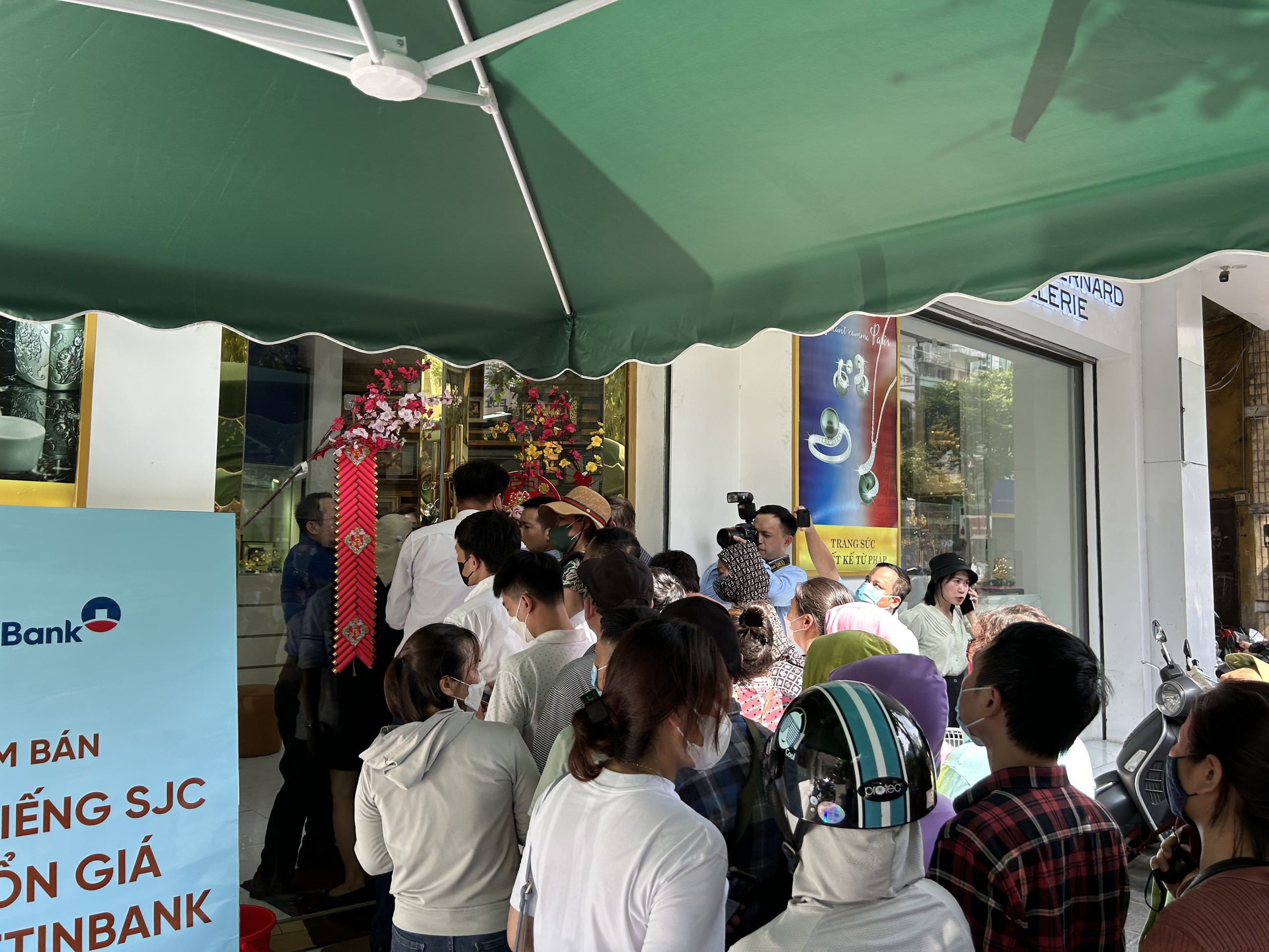 Người dân xếp hàng dài mua vàng SJC, ngân hàng chỉ giao dịch mỗi lượt 2 khách- Ảnh 6.