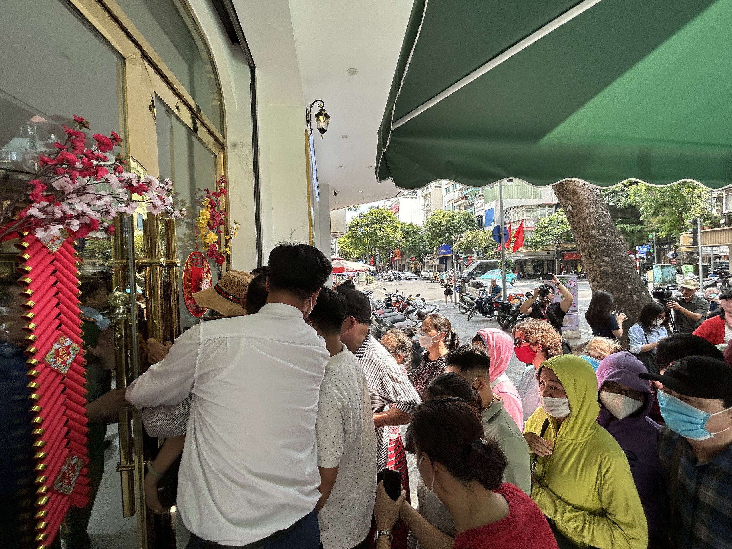 Người dân xếp hàng dài mua vàng SJC, ngân hàng chỉ giao dịch mỗi lượt 2 khách- Ảnh 7.