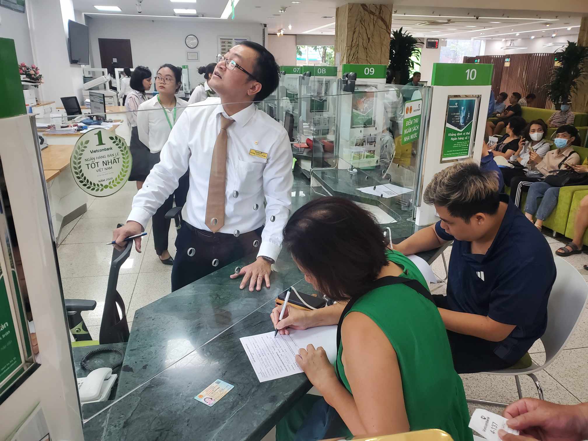 Người dân xếp hàng dài mua vàng SJC, ngân hàng chỉ giao dịch mỗi lượt 2 khách- Ảnh 10.