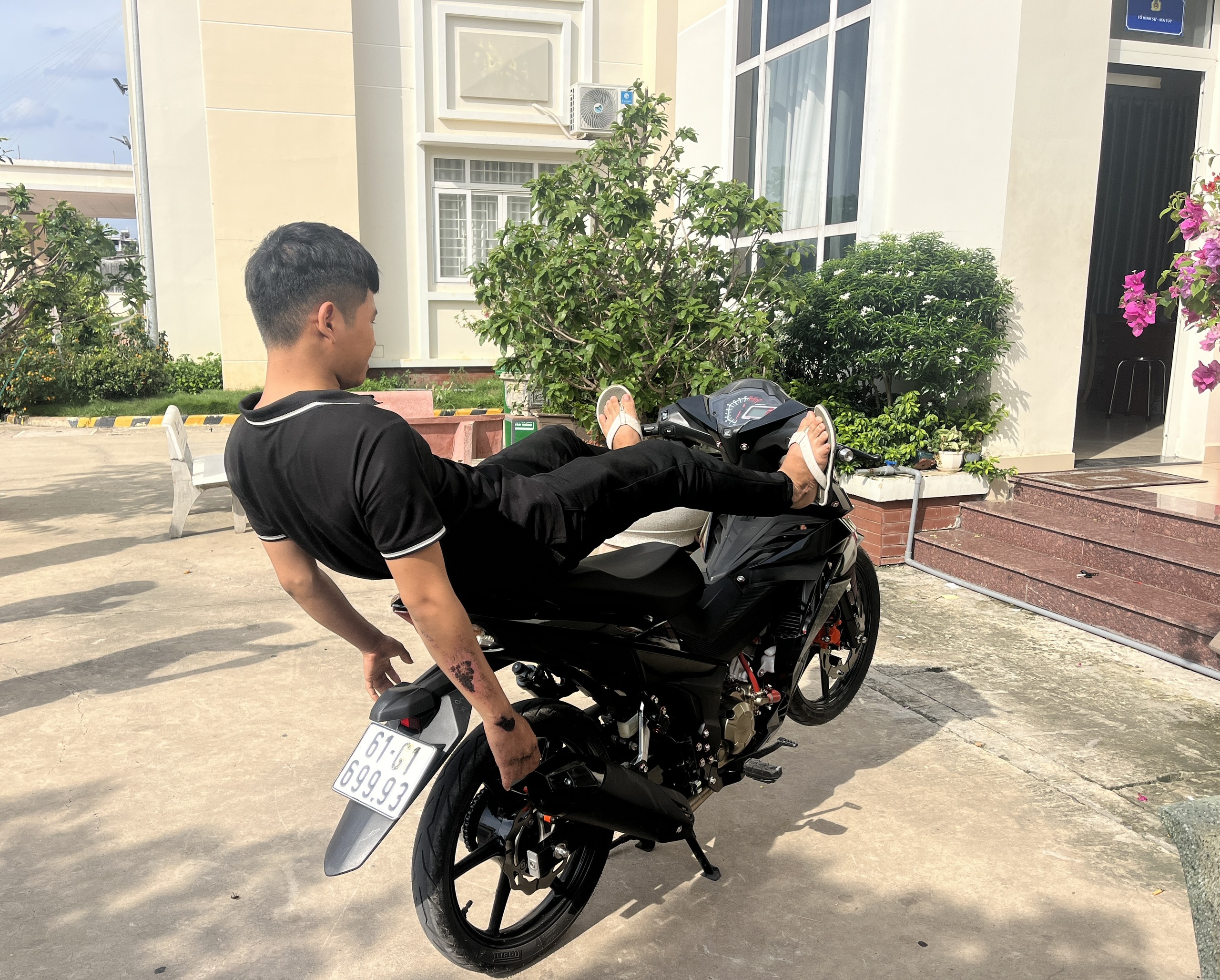 Lộ clip nằm trên xe với tốc độ cao, công an triệt phá