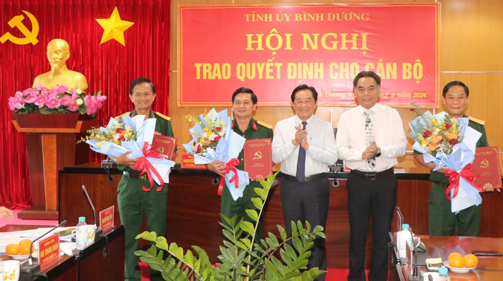 B&igrave;nh Dương trao c&aacute;c quyết định nh&acirc;n sự quan trọng
- Ảnh 1.