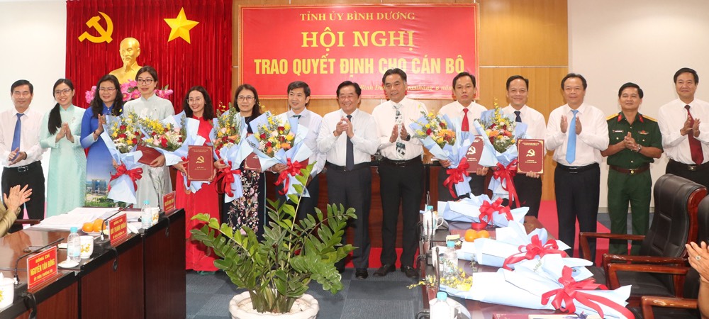 B&igrave;nh Dương trao c&aacute;c quyết định nh&acirc;n sự quan trọng
- Ảnh 2.