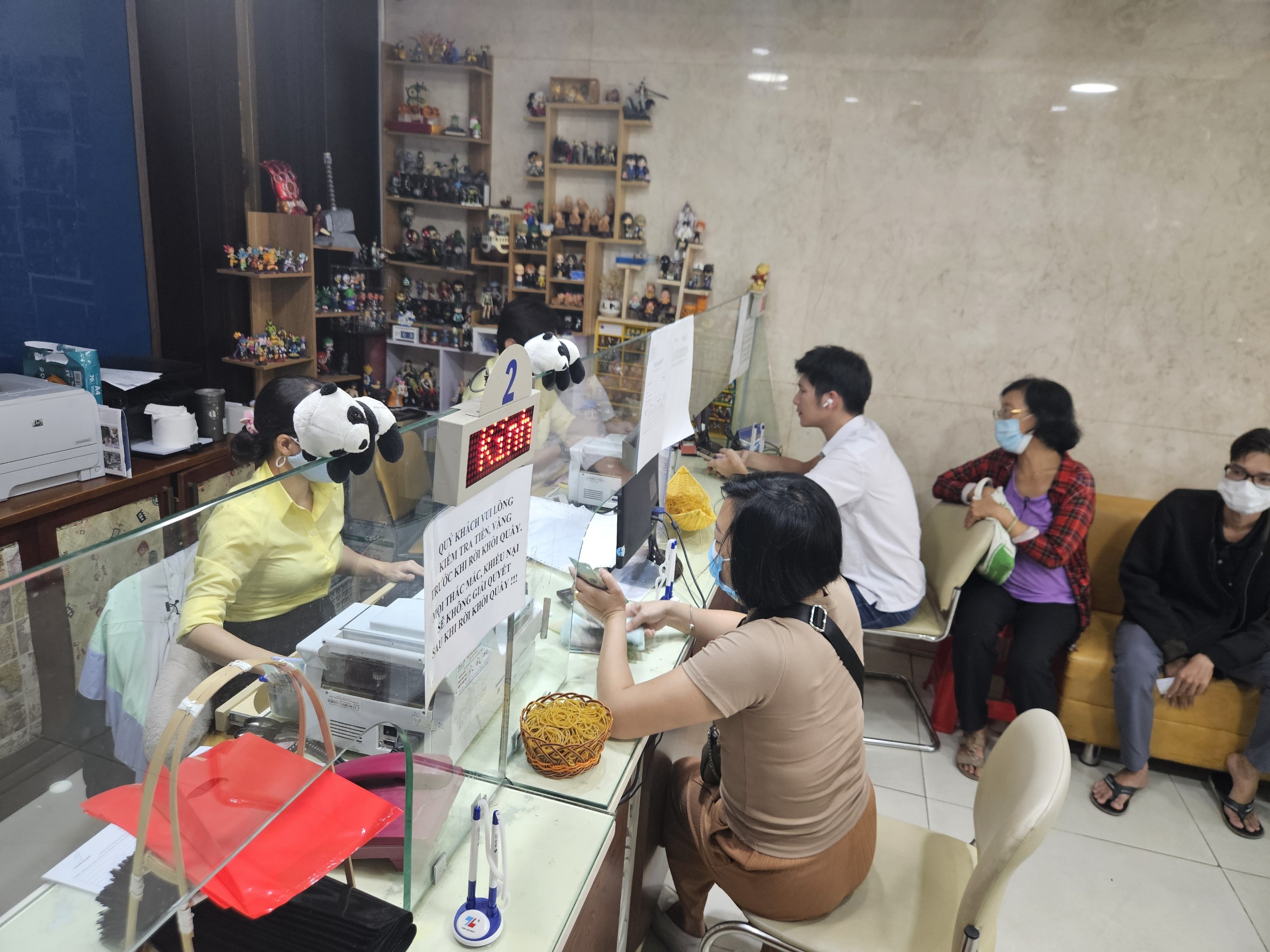Nhiều điểm b&aacute;n v&agrave;ng miếng SJC ở TP HCM ngừng nhận kh&aacute;ch sau 16 giờ- Ảnh 2.