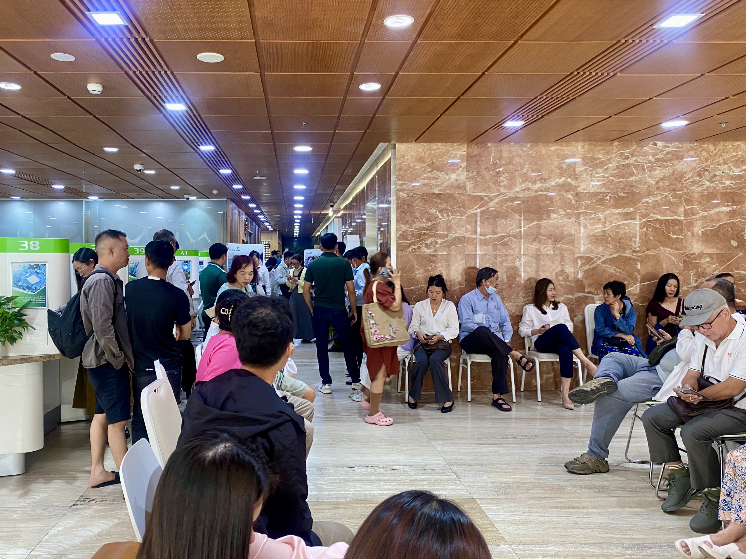 Nhiều điểm b&aacute;n v&agrave;ng miếng SJC ở TP HCM ngừng nhận kh&aacute;ch sau 16 giờ- Ảnh 3.