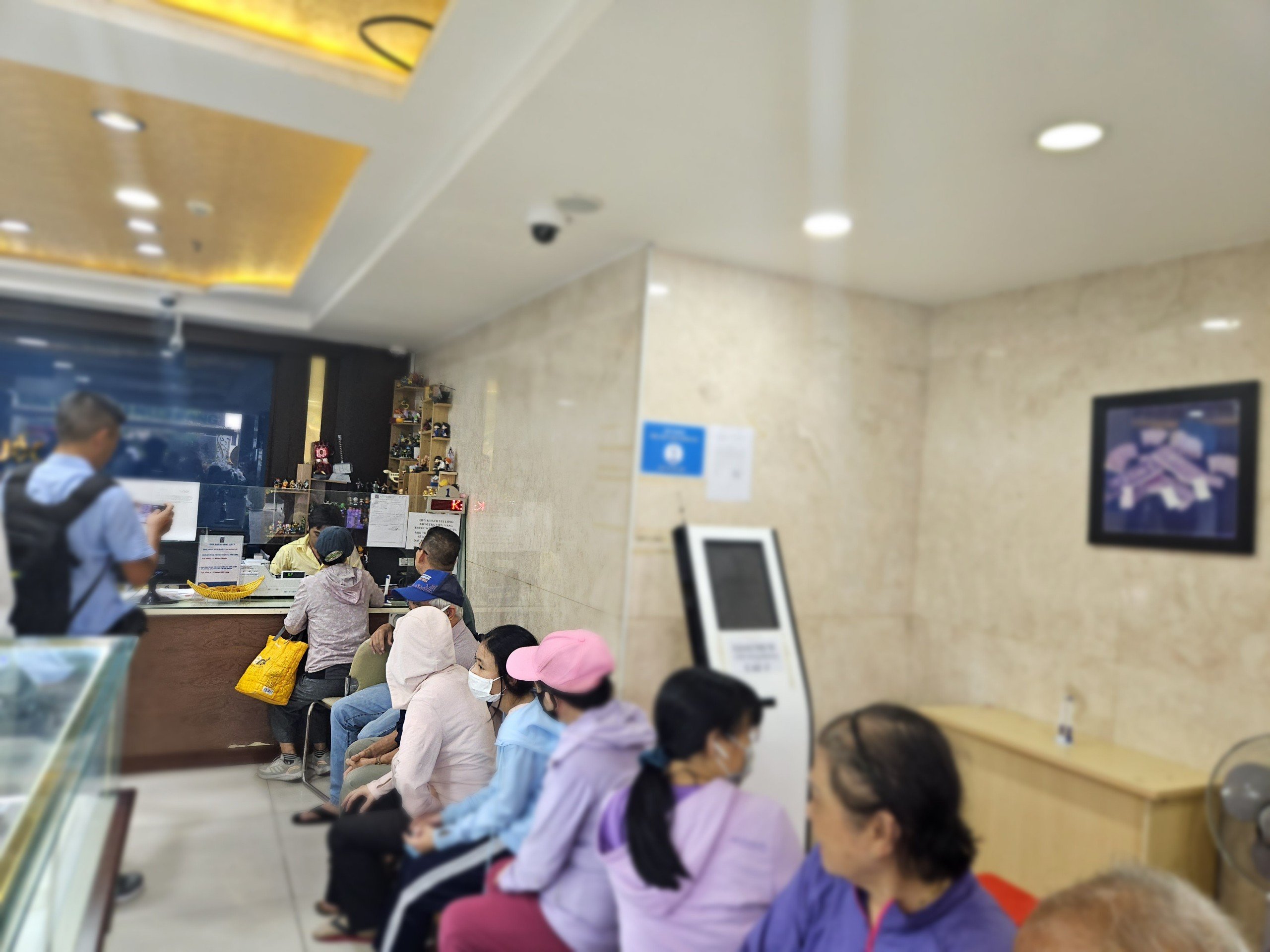 Nhiều điểm b&aacute;n v&agrave;ng miếng SJC ở TP HCM ngừng nhận kh&aacute;ch sau 16 giờ- Ảnh 1.
