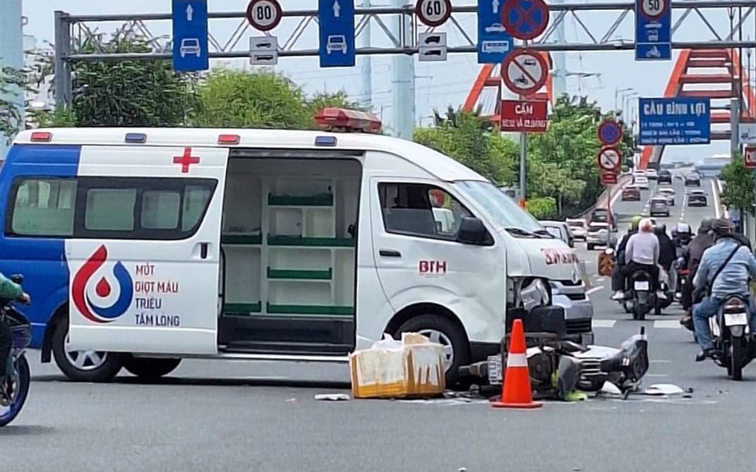 TP HCM: Xe cứu thương va chạm với xe máy, một người nguy kịch