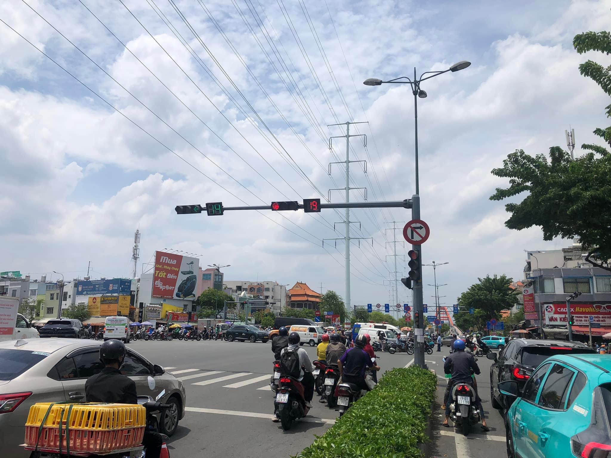 TP HCM: Xe cứu thương va chạm với xe máy, một người nguy kịch- Ảnh 2.