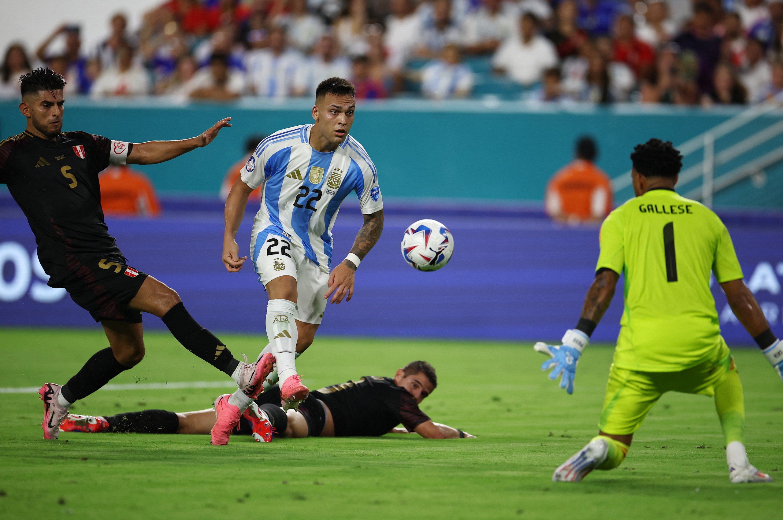 Copa America: Messi ngồi ngo&agrave;i, Argentina vẫn thắng dễ Peru- Ảnh 2.