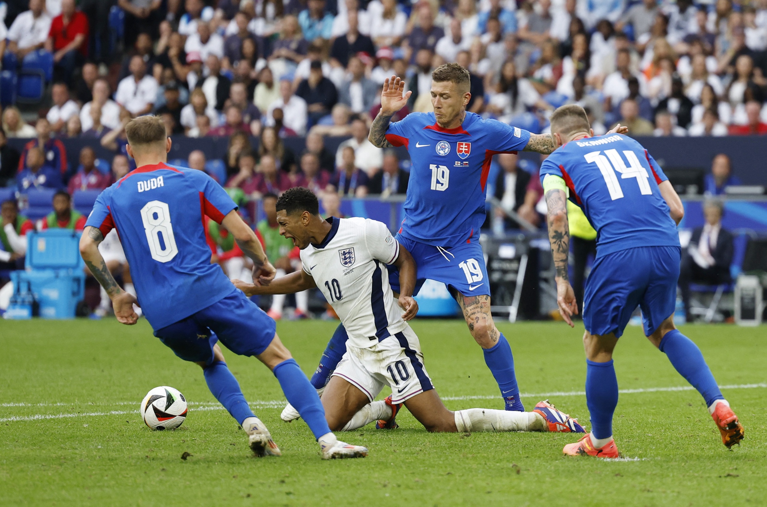 Euro 2024: Bellingham hóa người hùng, tuyển Anh trở về từ