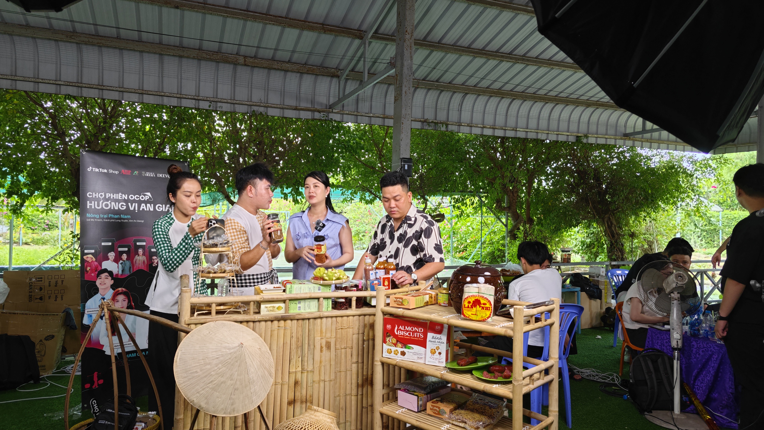 Thu hơn 3 tỉ đồng từ phi&ecirc;n livestream đặc sản An Giang- Ảnh 1.