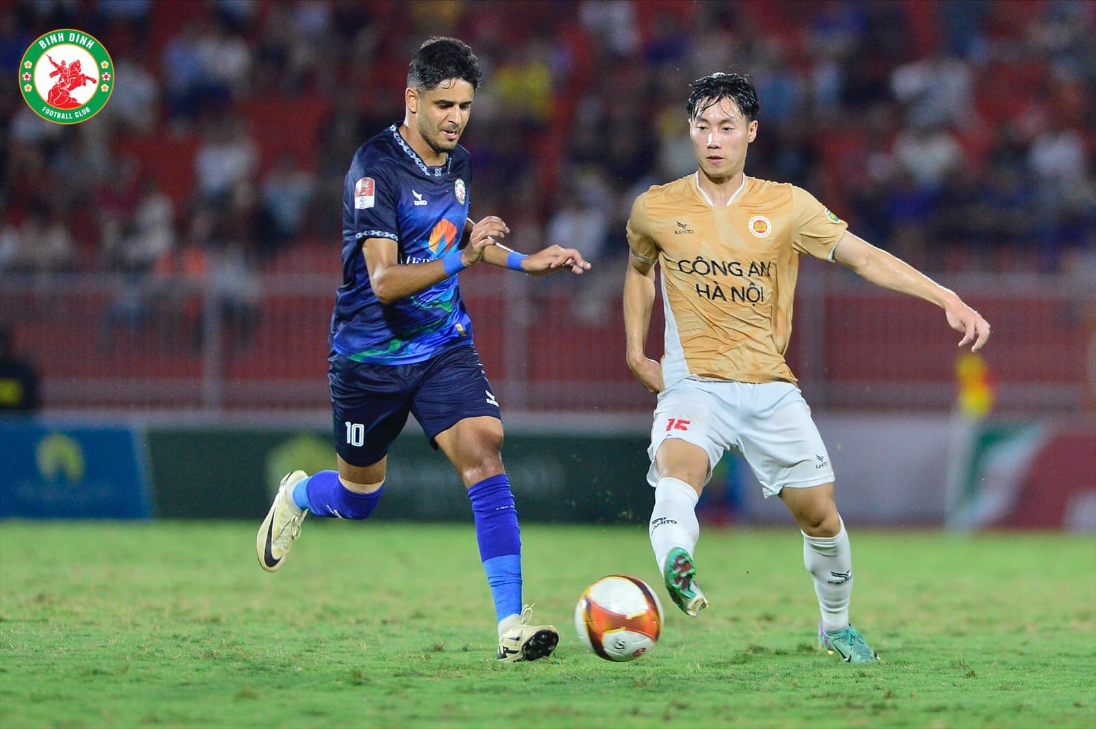 Đặng Văn Lâm so tài Nguyễn Filip trong ngày Bình Định lên ngôi á quân V-League- Ảnh 4.
