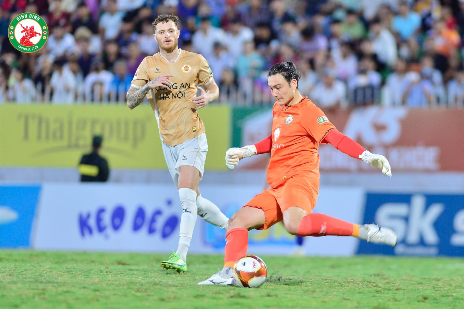 Đặng Văn Lâm so tài Nguyễn Filip trong ngày Bình Định lên ngôi á quân V-League- Ảnh 1.