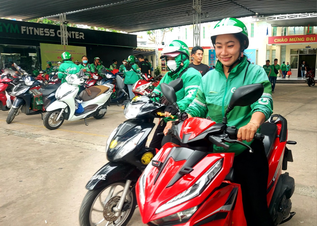 Nhọc nhằn nữ xe ôm công nghệ- Ảnh 1.