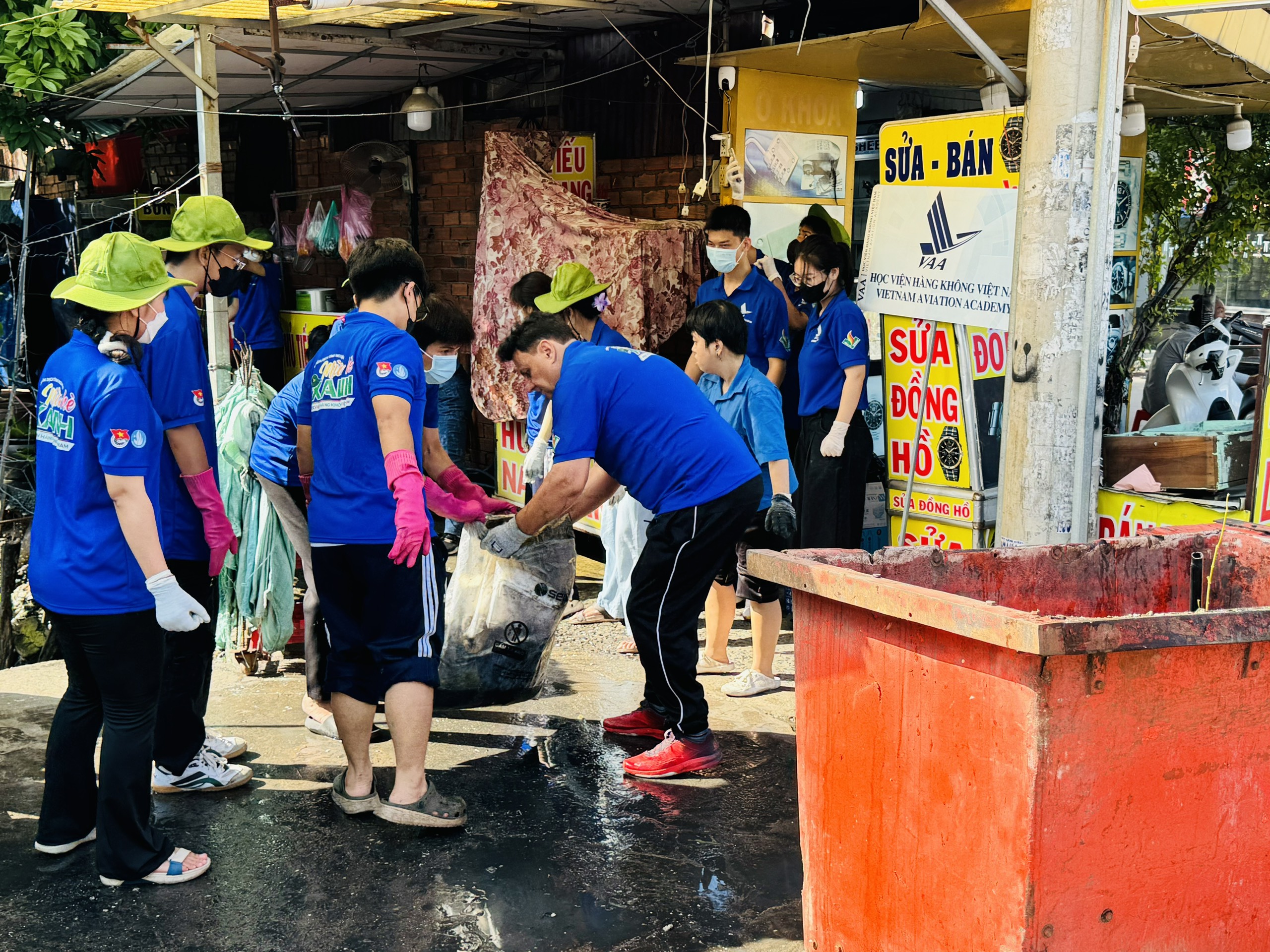 Tuổi trẻ quận T&acirc;n B&igrave;nh dọn sạch 10 tấn r&aacute;c trong s&aacute;ng chủ nhật - Ảnh 3.