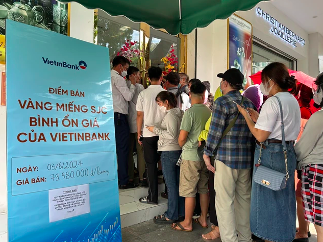 Doanh nghiệp thu&ecirc; người xếp h&agrave;ng mua v&agrave;ng miếng SJC để t&iacute;ch trữ, b&aacute;n lại- Ảnh 1.