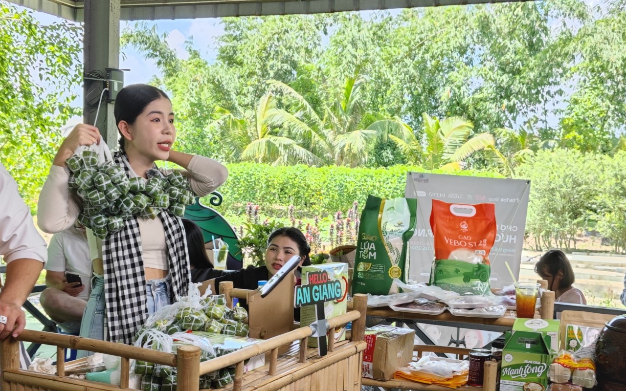 Lần đầu tiên nông dân An Giang chứng kiến hàng chục TikToker nổi tiếng cùng livestream bán hàng OCOP