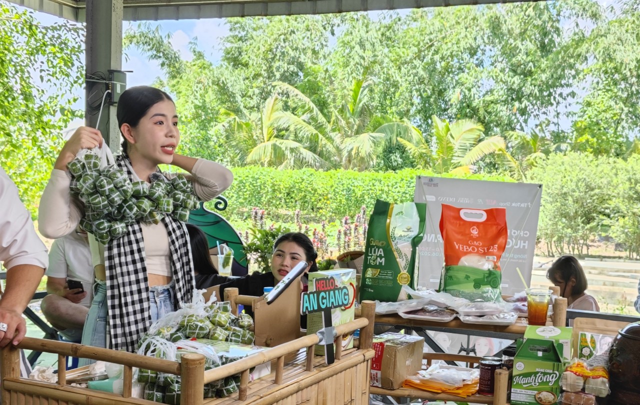 Lần đầu tiên nông dân An Giang chứng kiến hàng chục TikToker nổi tiếng cùng livestream bán hàng OCOP- Ảnh 2.