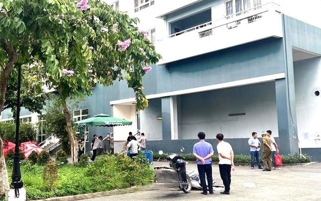 Sau tiếng động, 1 sinh viên nằm bất động bên vũng máu