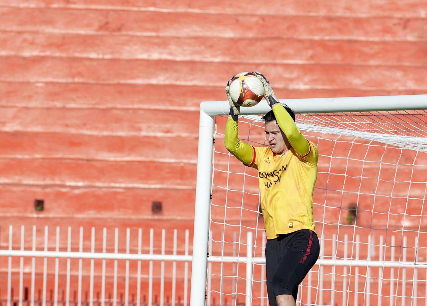 Đặng Văn Lâm so tài Nguyễn Filip trong ngày Bình Định lên ngôi á quân V-League- Ảnh 2.